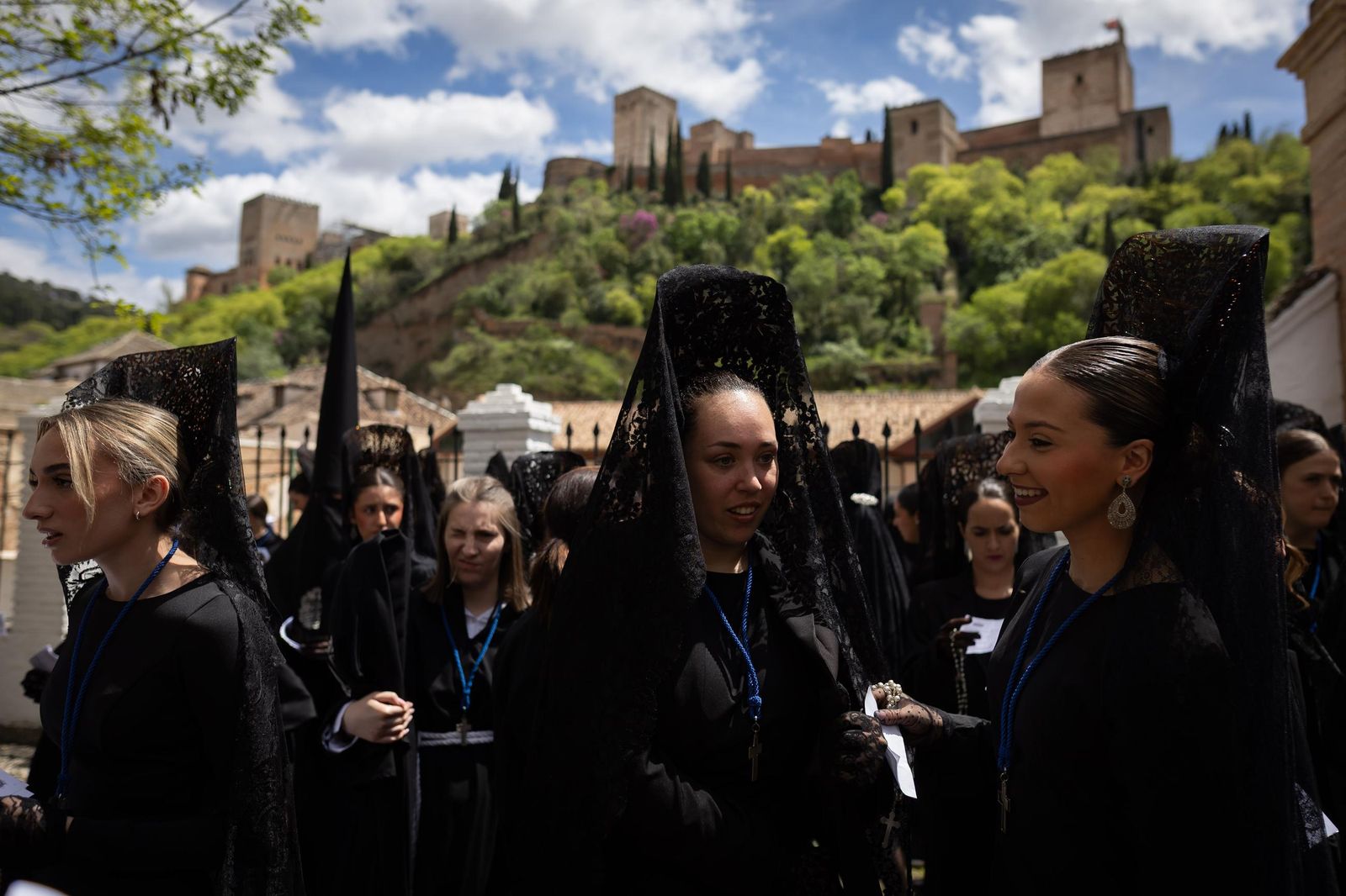 Así vivió Granada la salida de la Hermandad de la Concepción 2025