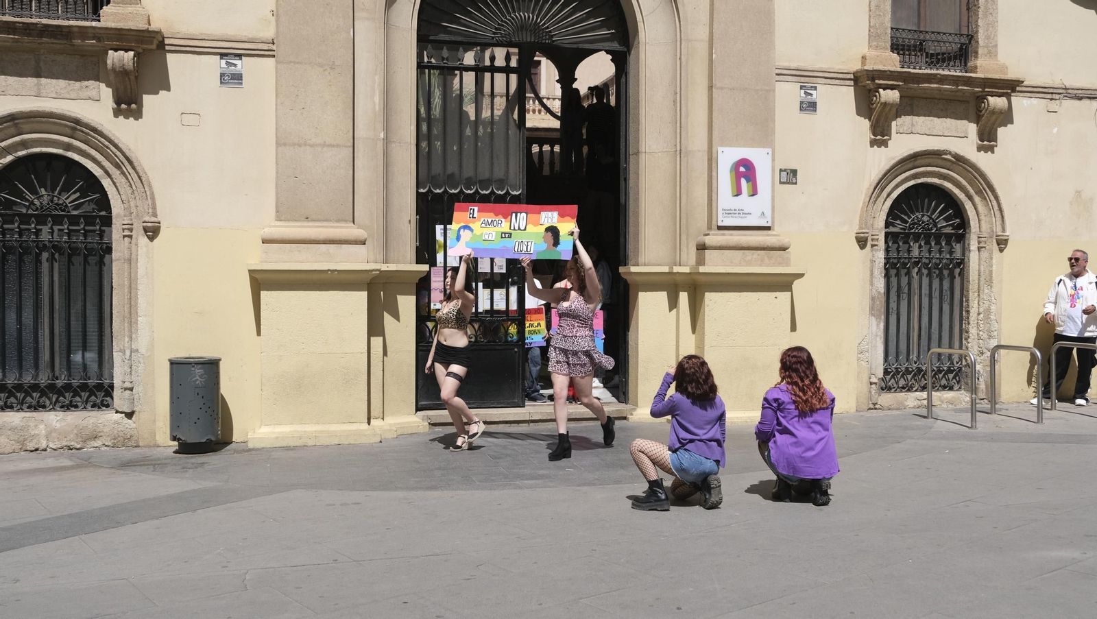 Lectura del manifiesto del Día Internacional contra la Homofobia en Almería, en imágenes