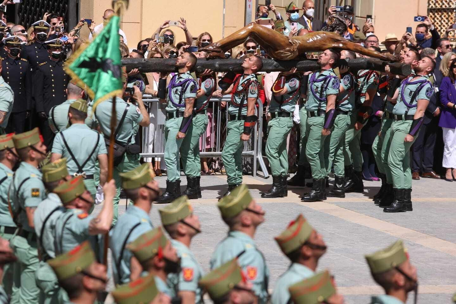 El Cristo de la Buena Muerte, de Mena, portado a hombros por los caballeros legionarios.