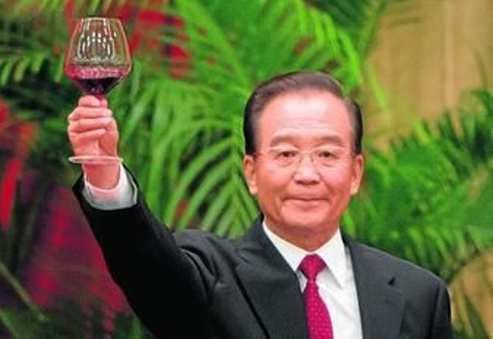 Wen Jiabao alza su copa para brindar por su buena suerte en una reunión del G8.