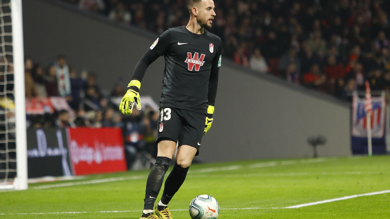 Aarón Escandell estará bajo los palos.