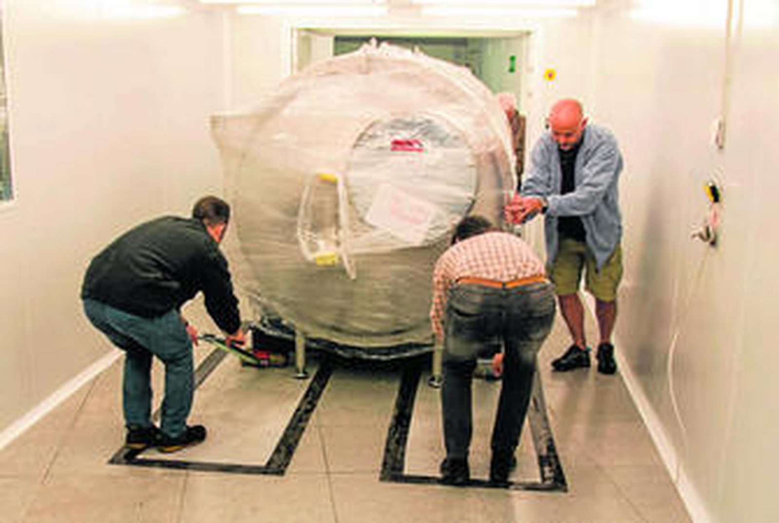 Los operarios recibieron el tanque de Carmenes a principios del mes de julio y ya está instalado en su cámara.