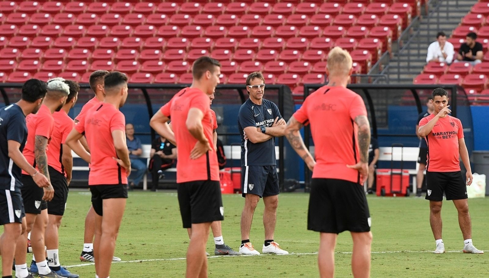 Julen Lopetegui dirige una sesión en el Toyota Stadium, sede del primer partido en EEUU.