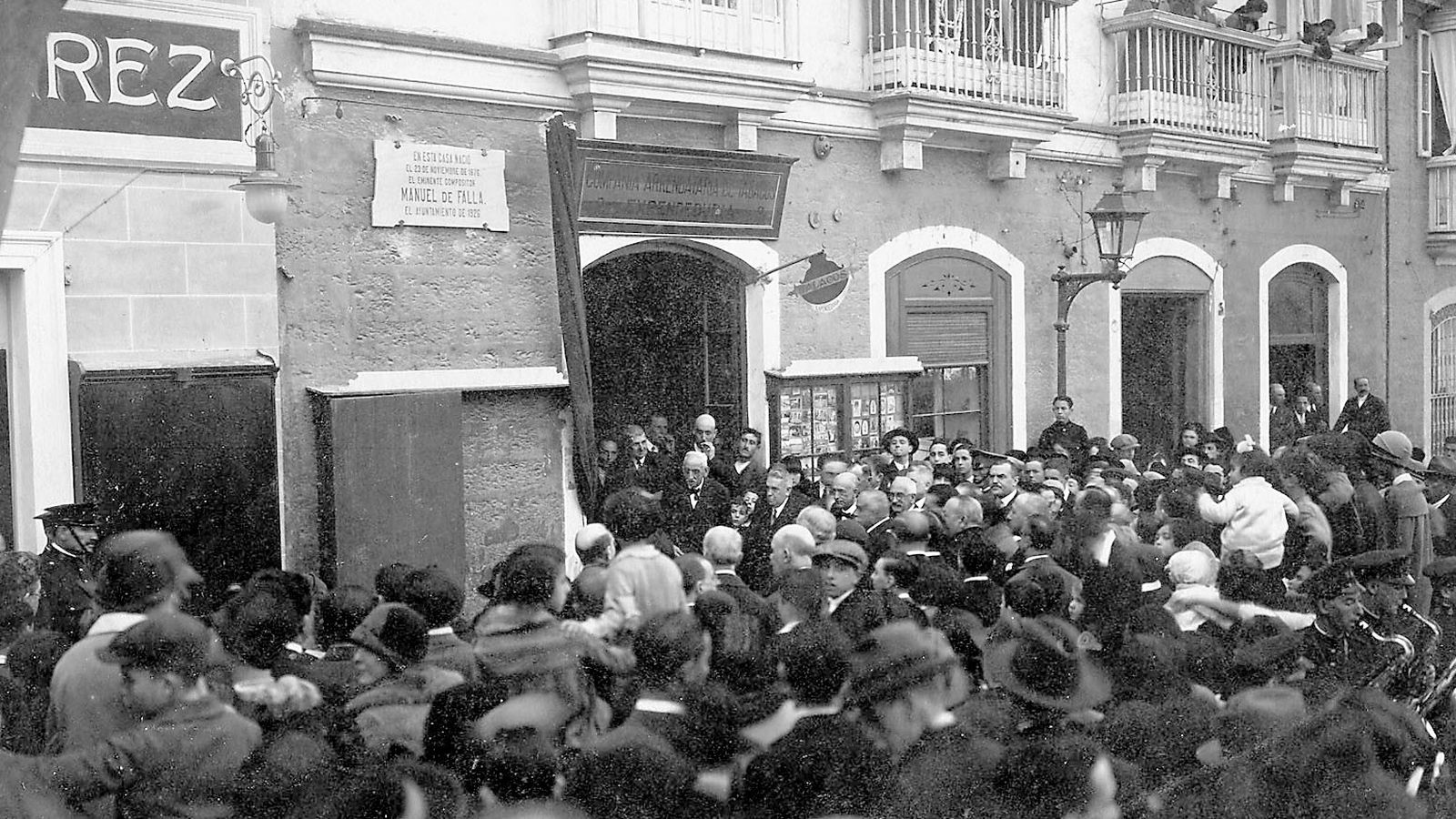 Gente agolpada para contemplar el nombramiento de Manuel de Falla