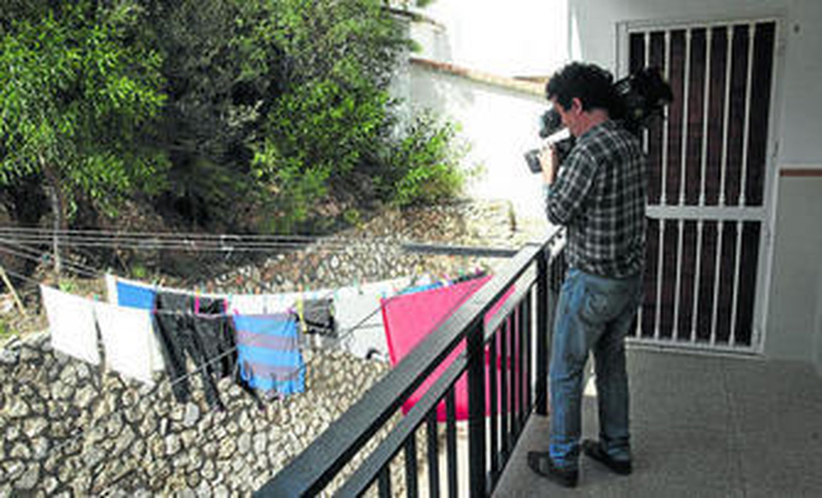 El tendedero de la vivienda del arrestado en la que permanecían colgadas varias prendas de ropa.