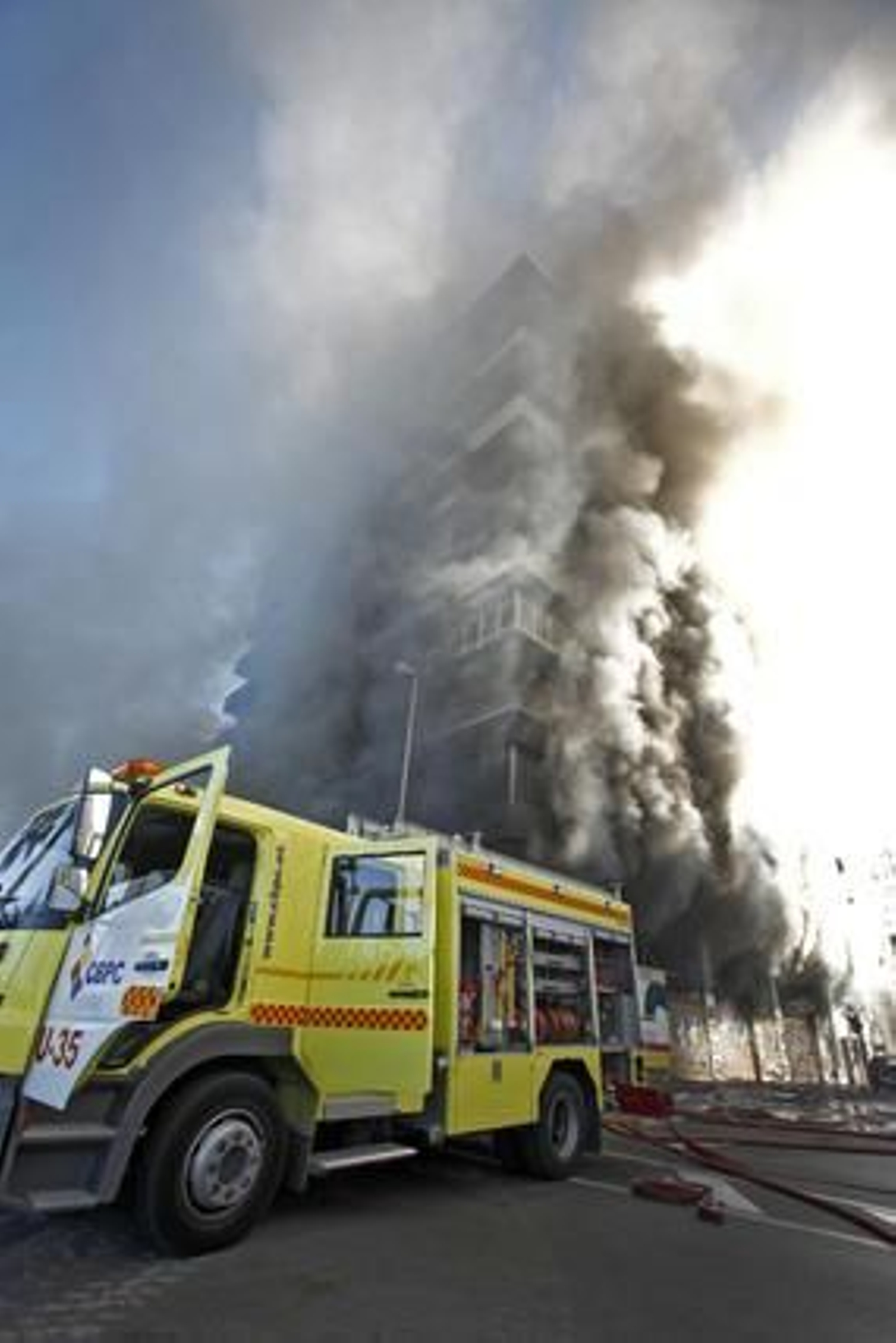 Espectacular incendio en un edificio de la calle Brasil. /Jesús Marín