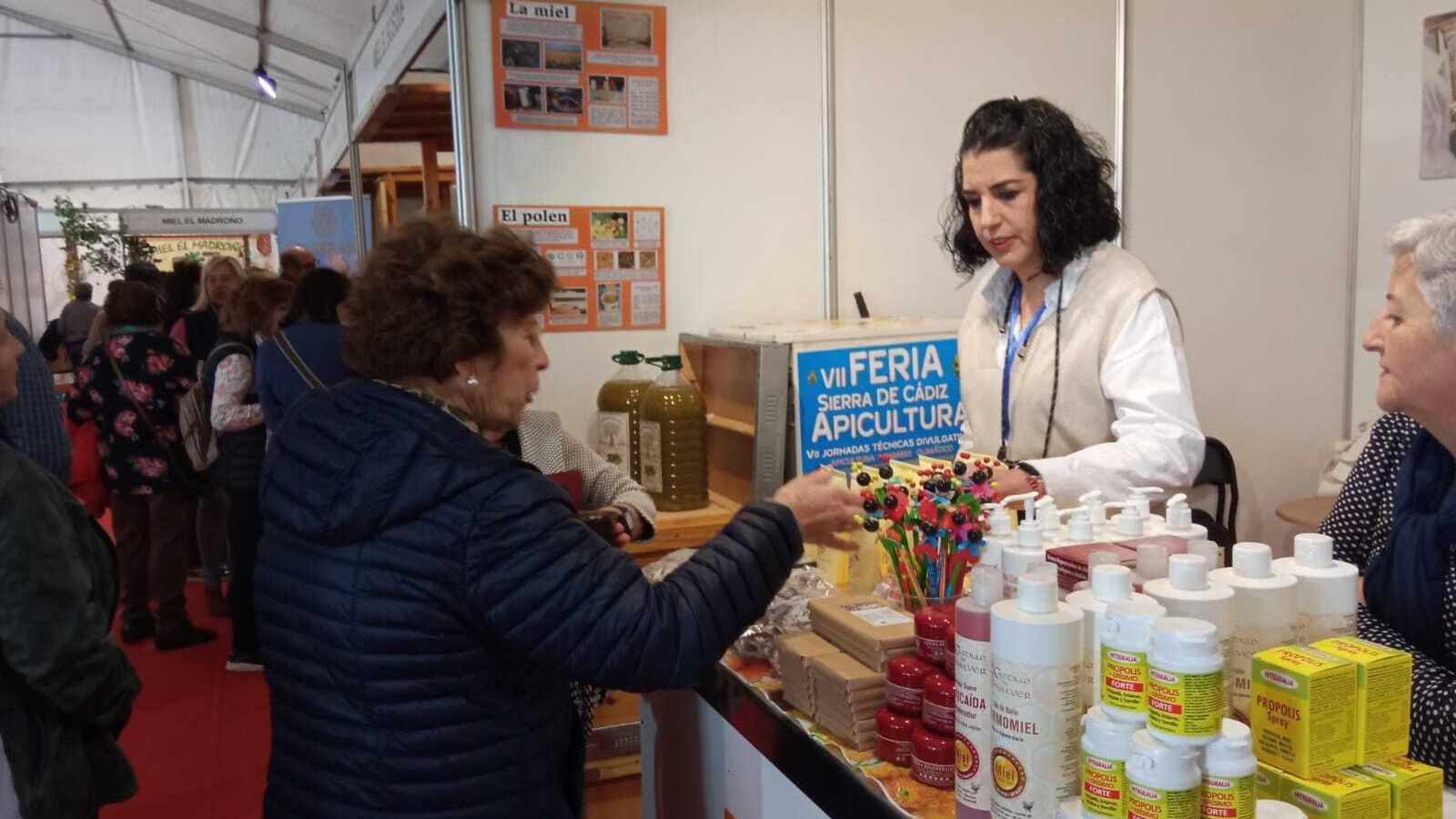 Un expositor de la feria de la Miel.