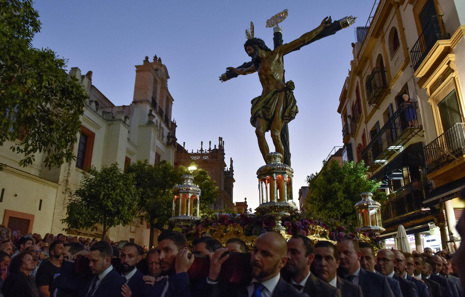 Las imágenes del Vía Crucis de las Cofradías de Sevilla con el Cristo de la Conversión de Montserrat