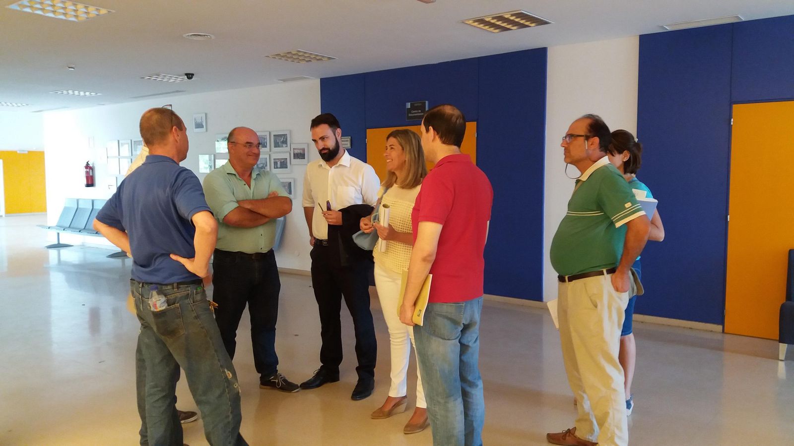 El director del SAE, Mariano Ruiz, en el centro, durante la visita a las obras del centro de Mijas.