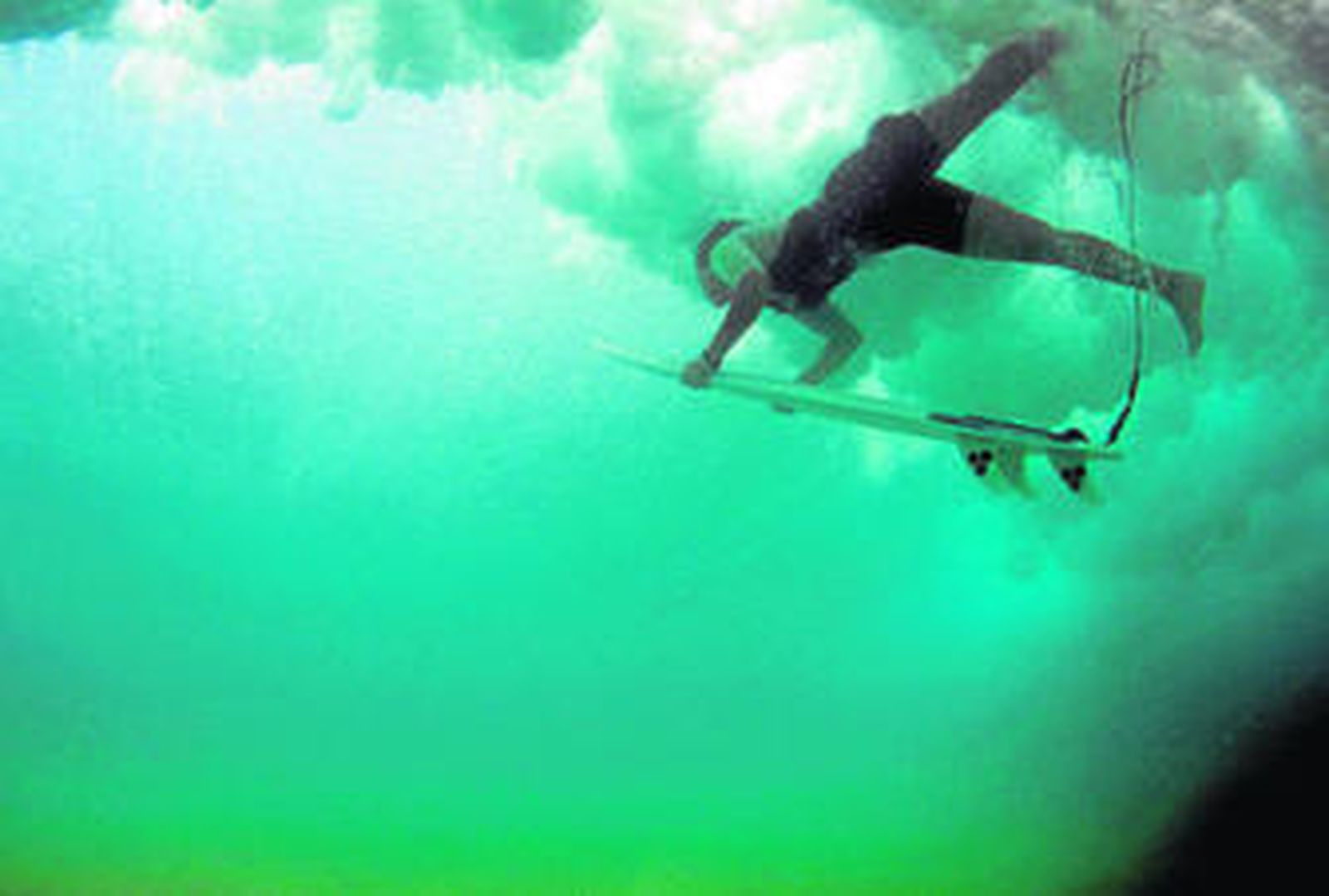 Chicas en el filo de las olas