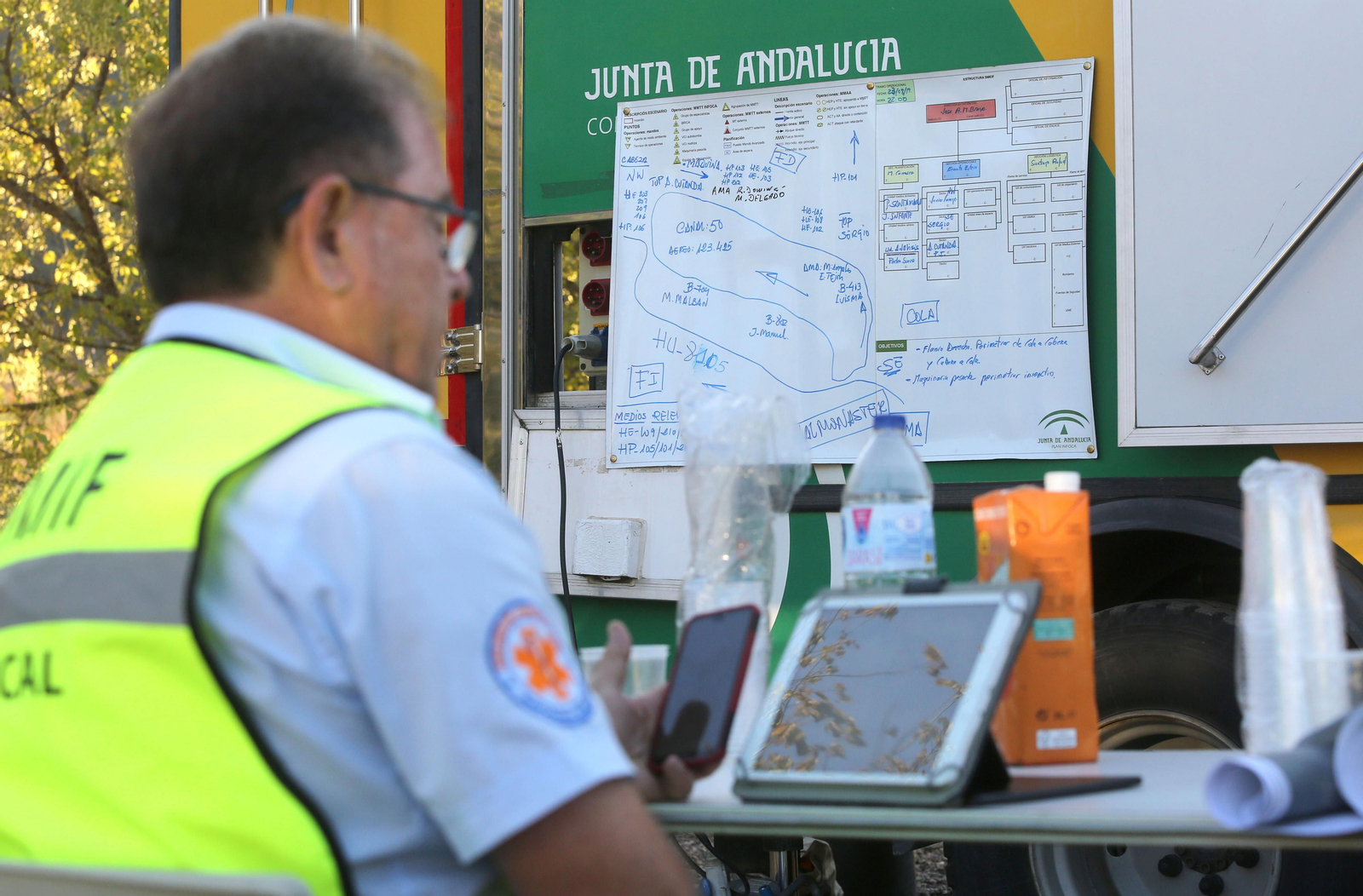 Imágenes del área afectada por el fuego del segundo día en el incendio de Almonaster