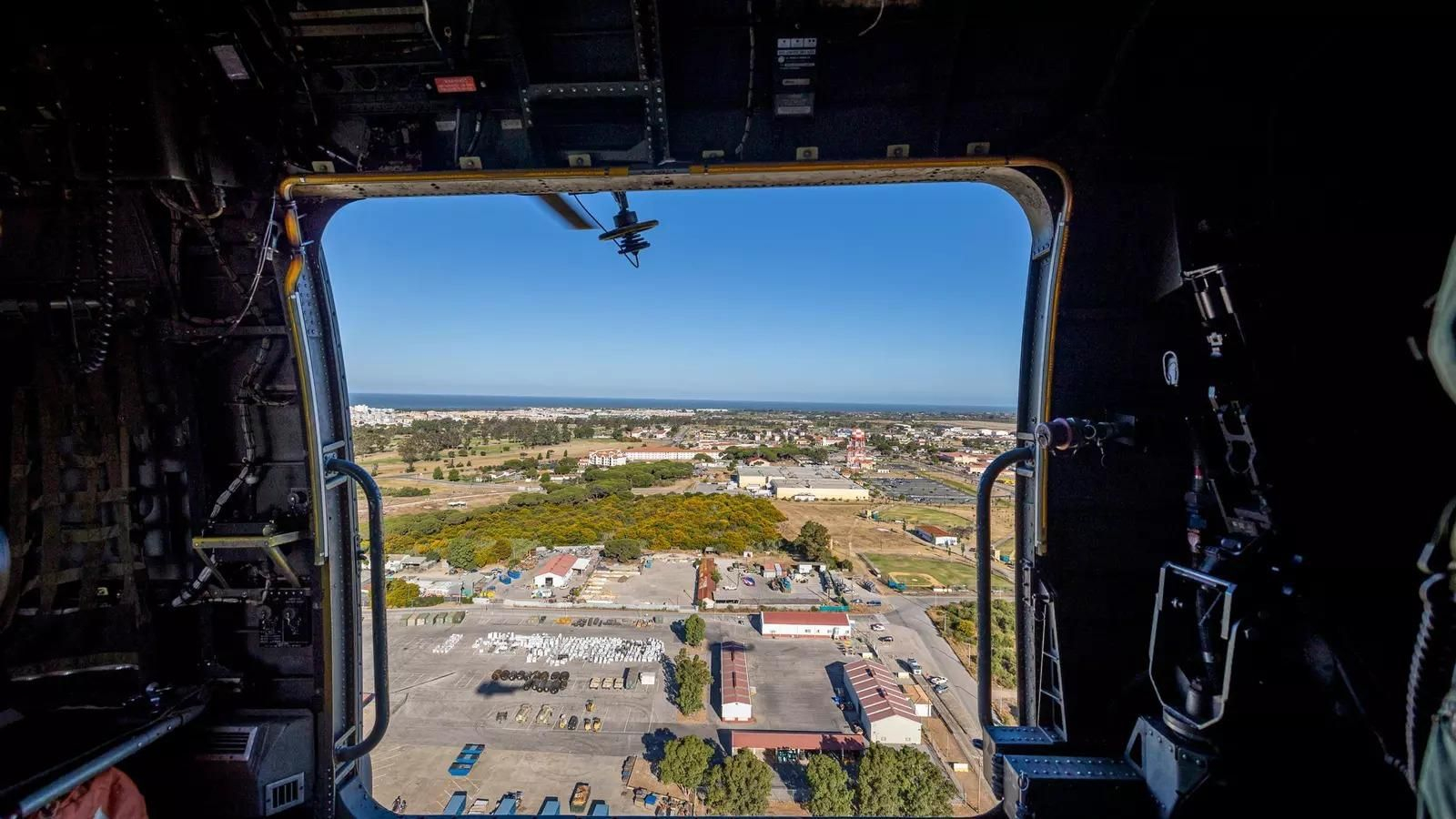 Vista aérea de la Base de Rota desde un helicóptero de las fuerzas armadas españolas.