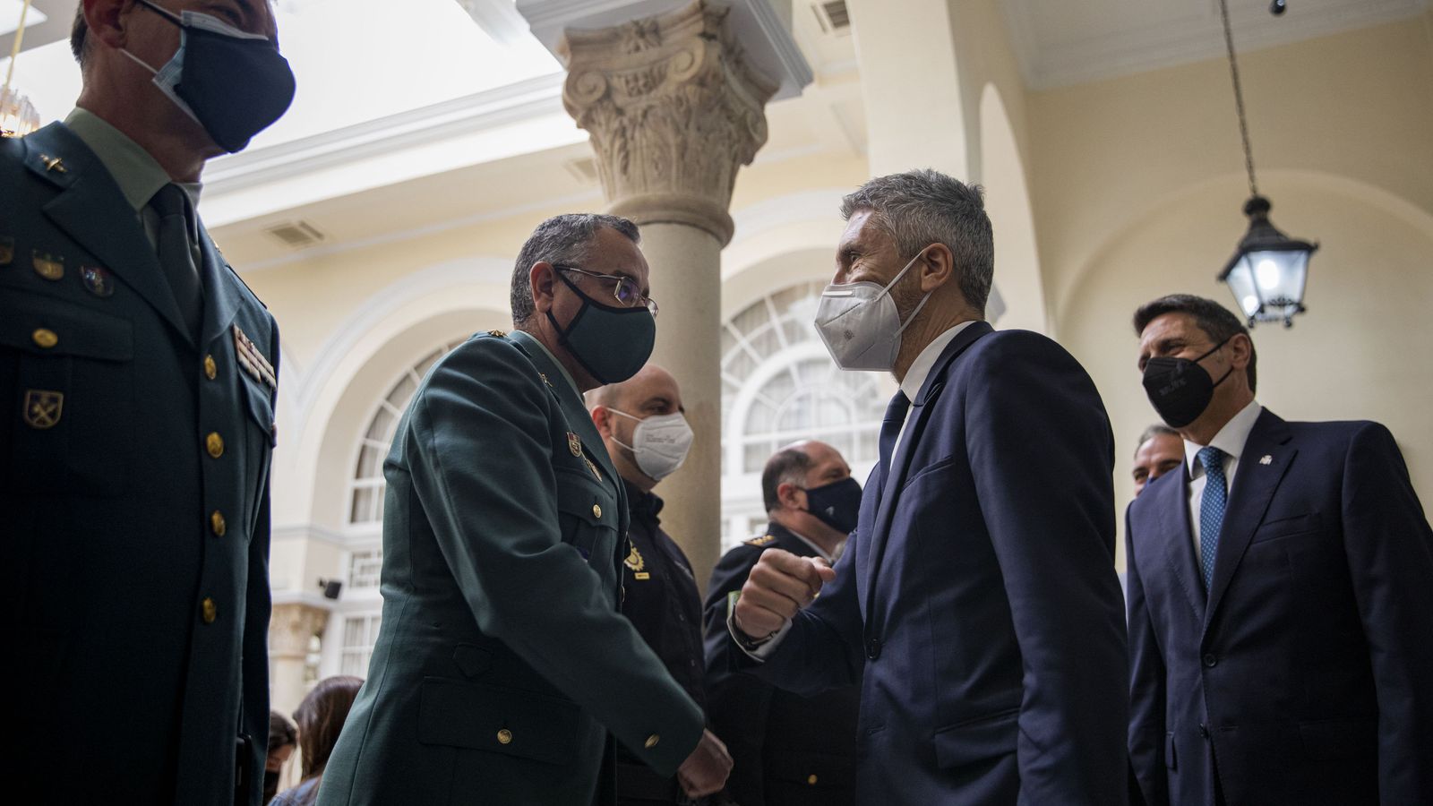 Grande-Marlaska saluda a los mandos de la Guardia Civil.