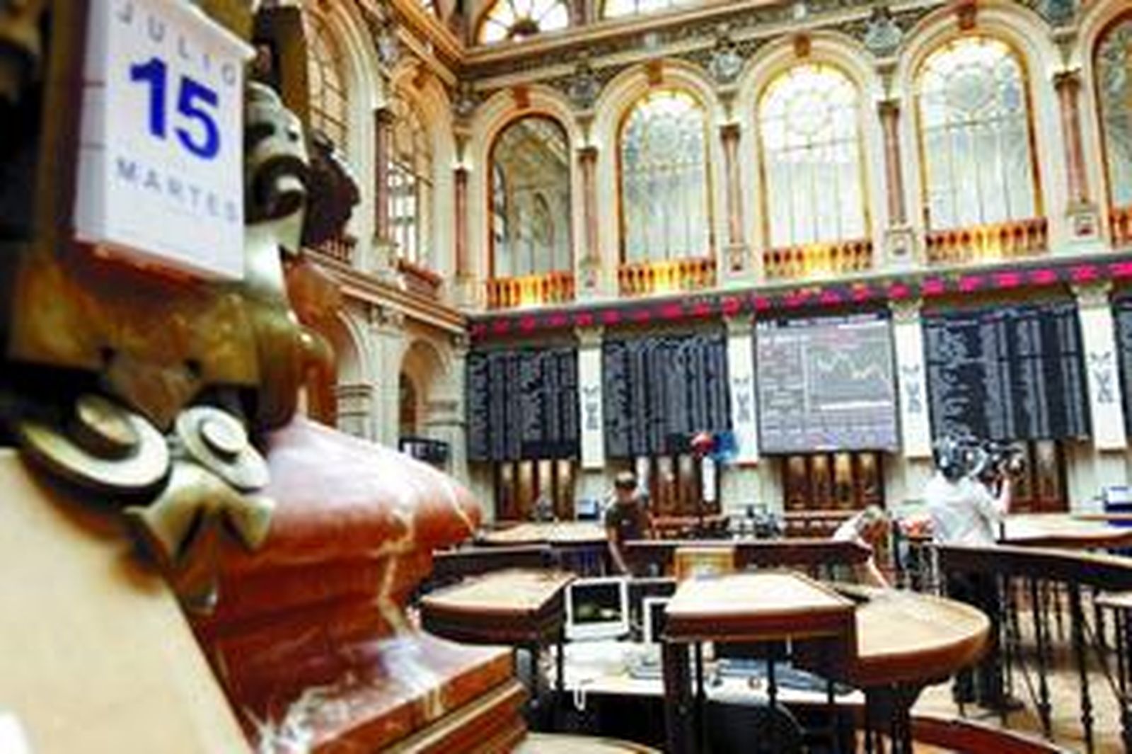 El parqué madrileño, ayer, semivacío en un momento de la sesión bursátil.