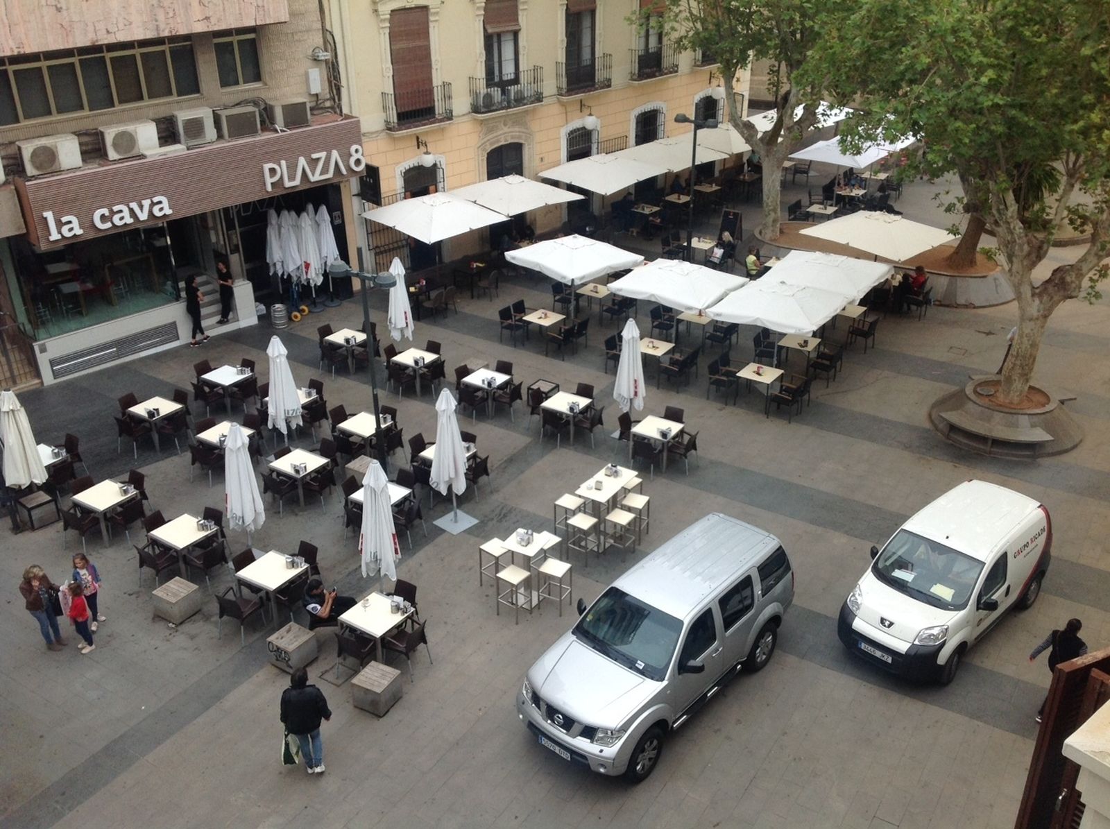 Coches, mesas, veladores y sillas consumen prácticamente todo el espacio público de la plaza Marqués de Heredia.