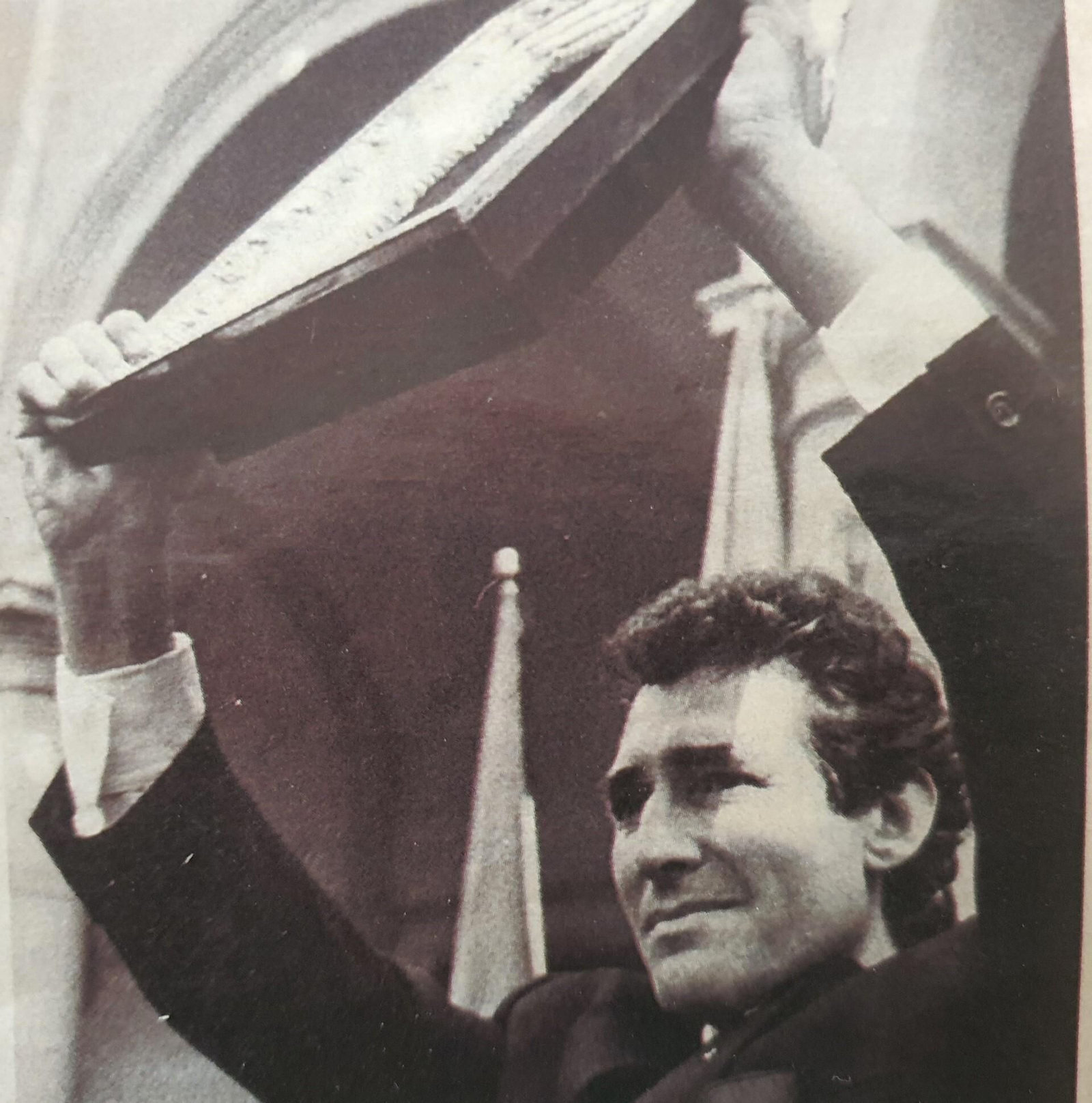 Un Miguel Ríos emocionado, levanta el cuadro de la Medalla de Oro de la ciudad.