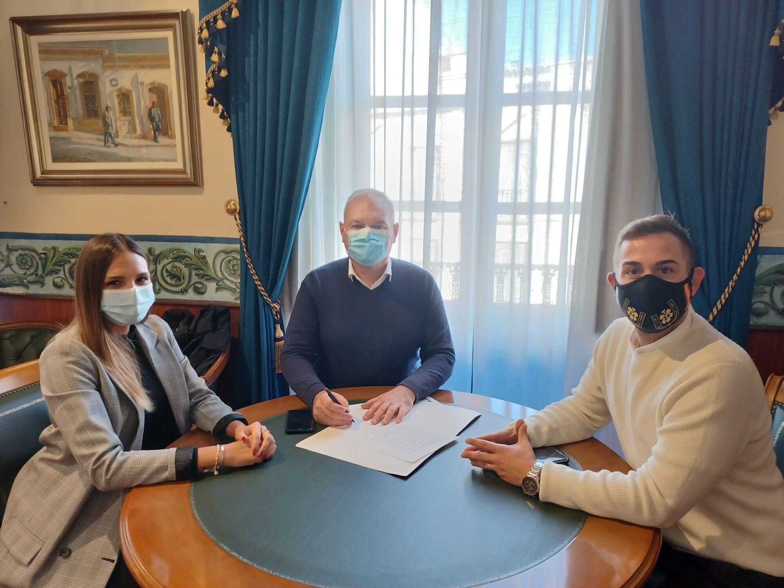 Firma del acuerdo entre el Ayuntamiento de Cuevas y Total Sport Mediterranean