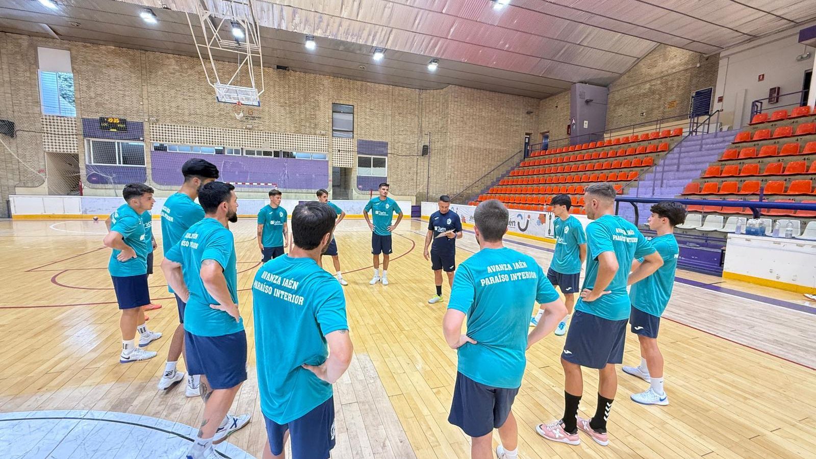 Charla técnica en el primer entrenamiento en La Salobreja.