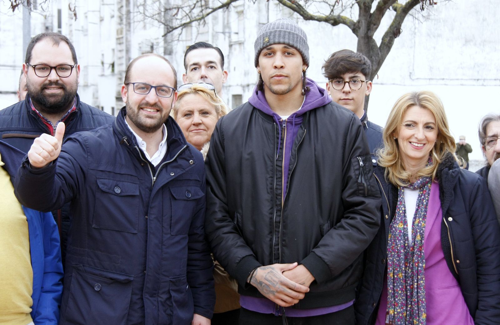 Germán Beardo junto a Alex Camacho en la presentación del deportista en la barriada de Los Milagros. Al fondo, distintos candidatos y afiliados del partido, como Javier Bello (concejal y Secretario General del PP), David Calleja o Alejandro Bejarano Ortega (miembro de Nuevas Generaciones del partido).
