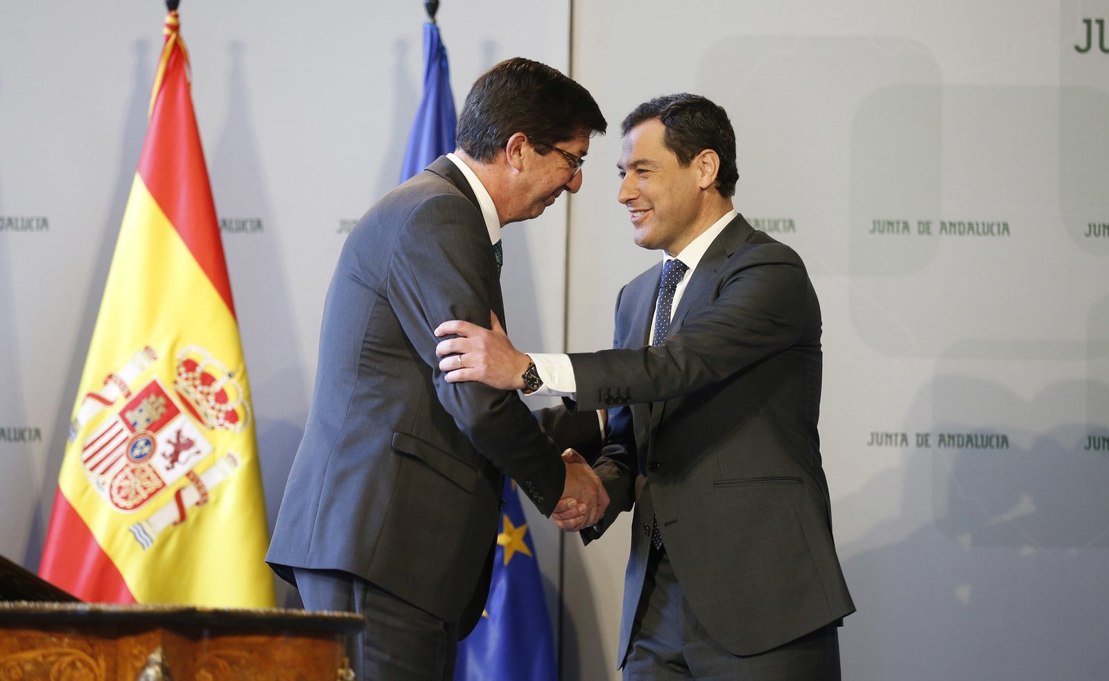 Moreno estrecha la mano a Marín tras jurar su cargo.