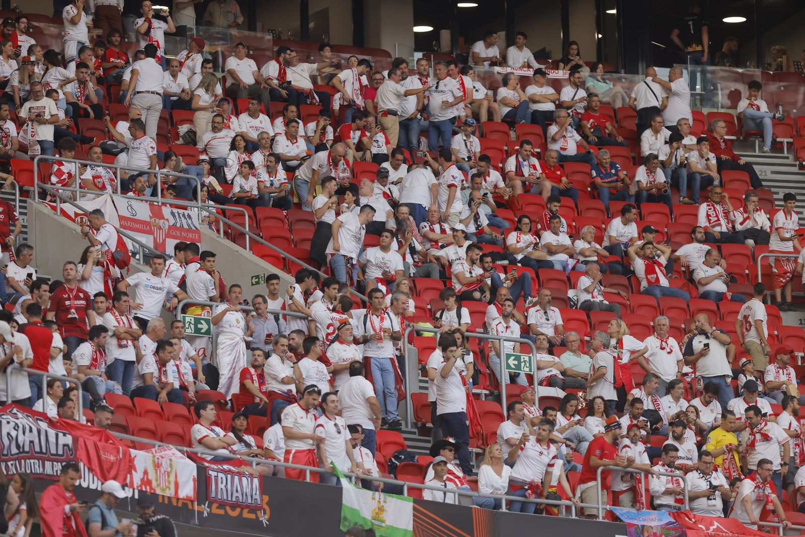 Búscate en las fotos del Sevilla-Roma