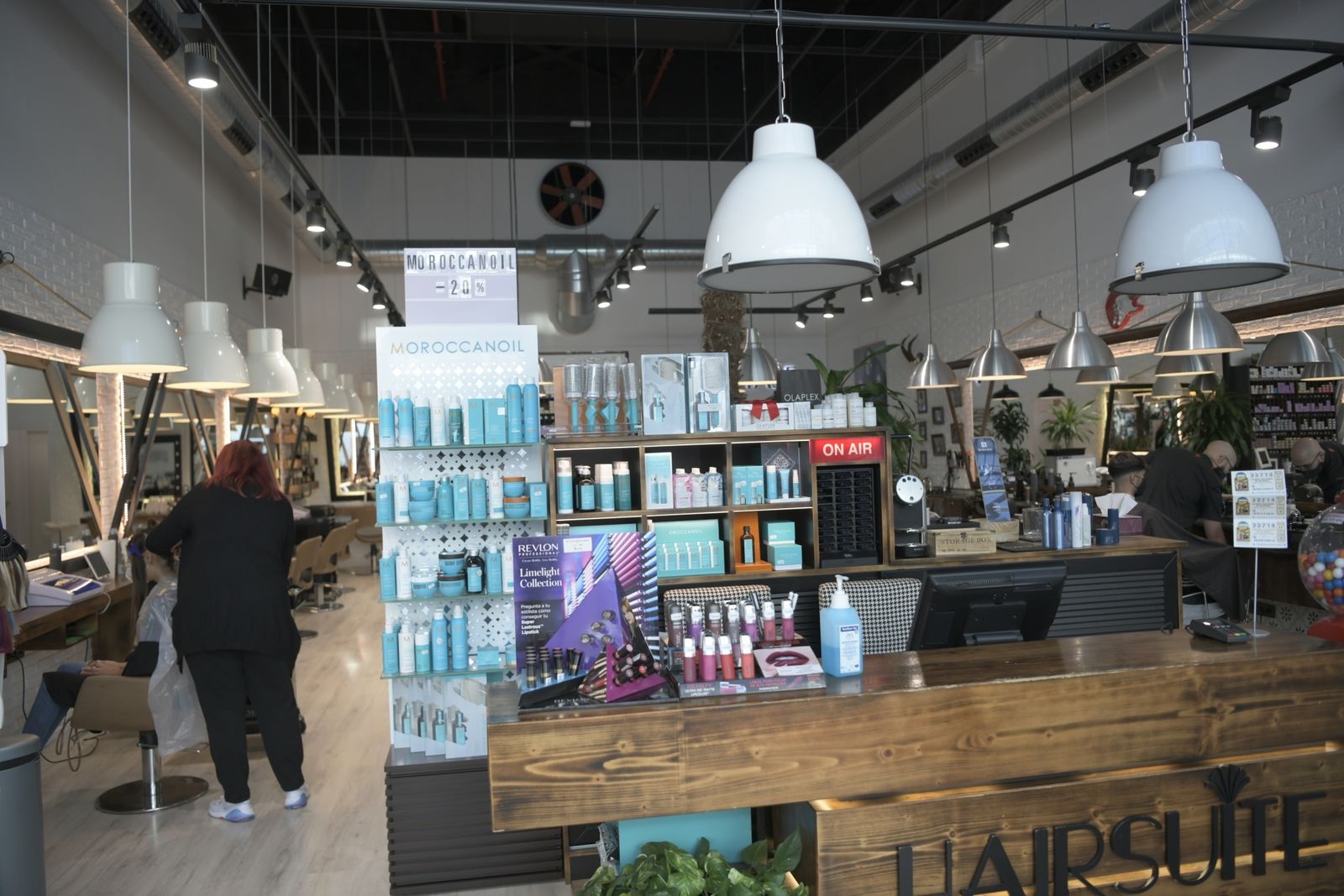 Fotos: El centro comercial Nevada mantiene un hálito de vida el primer día del cierre de comercios