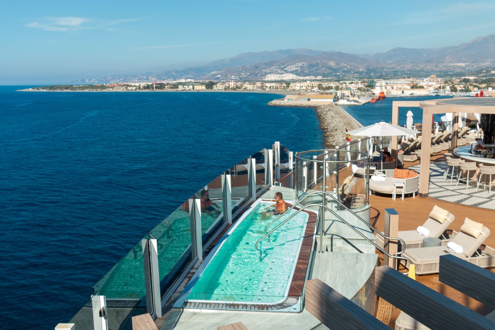 Toboganes, coches de carreras o piscinas infinitas: Motril recibe un lujoso crucero que inaugurará en noviembre Luis Fonsi