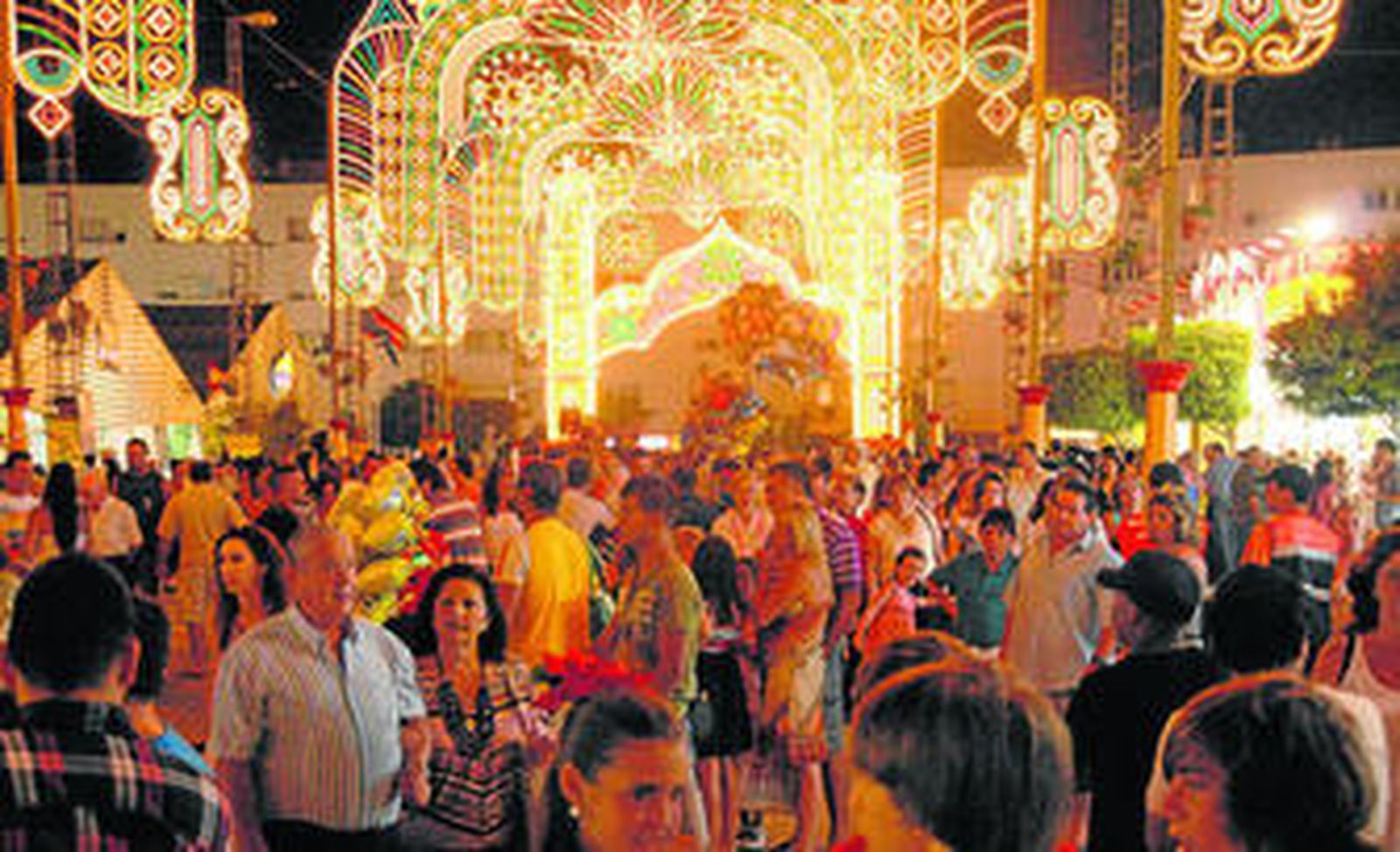 Numerosos ciudadanos pasean por el recinto de La Magdalena, en una de las noches de la ya pasada Feria del Carmen.