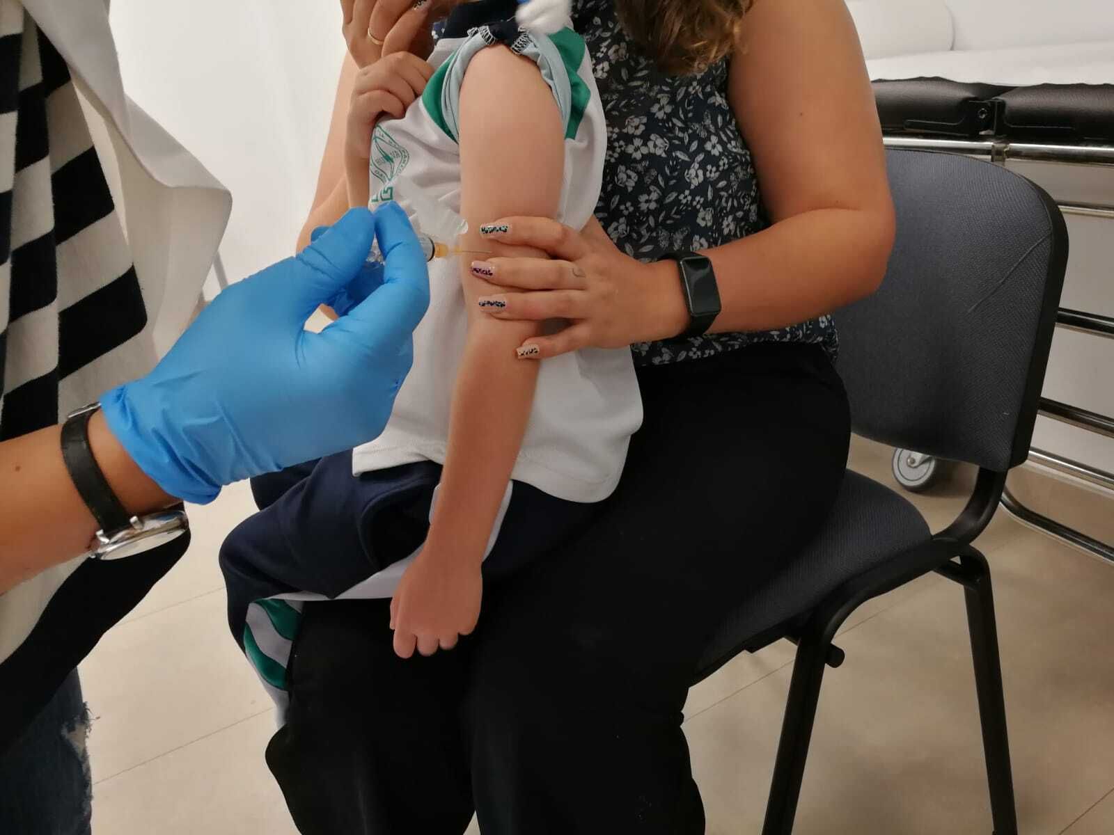 La vacunación, la mejor forma de prevenir la gripe en menores y adultos.