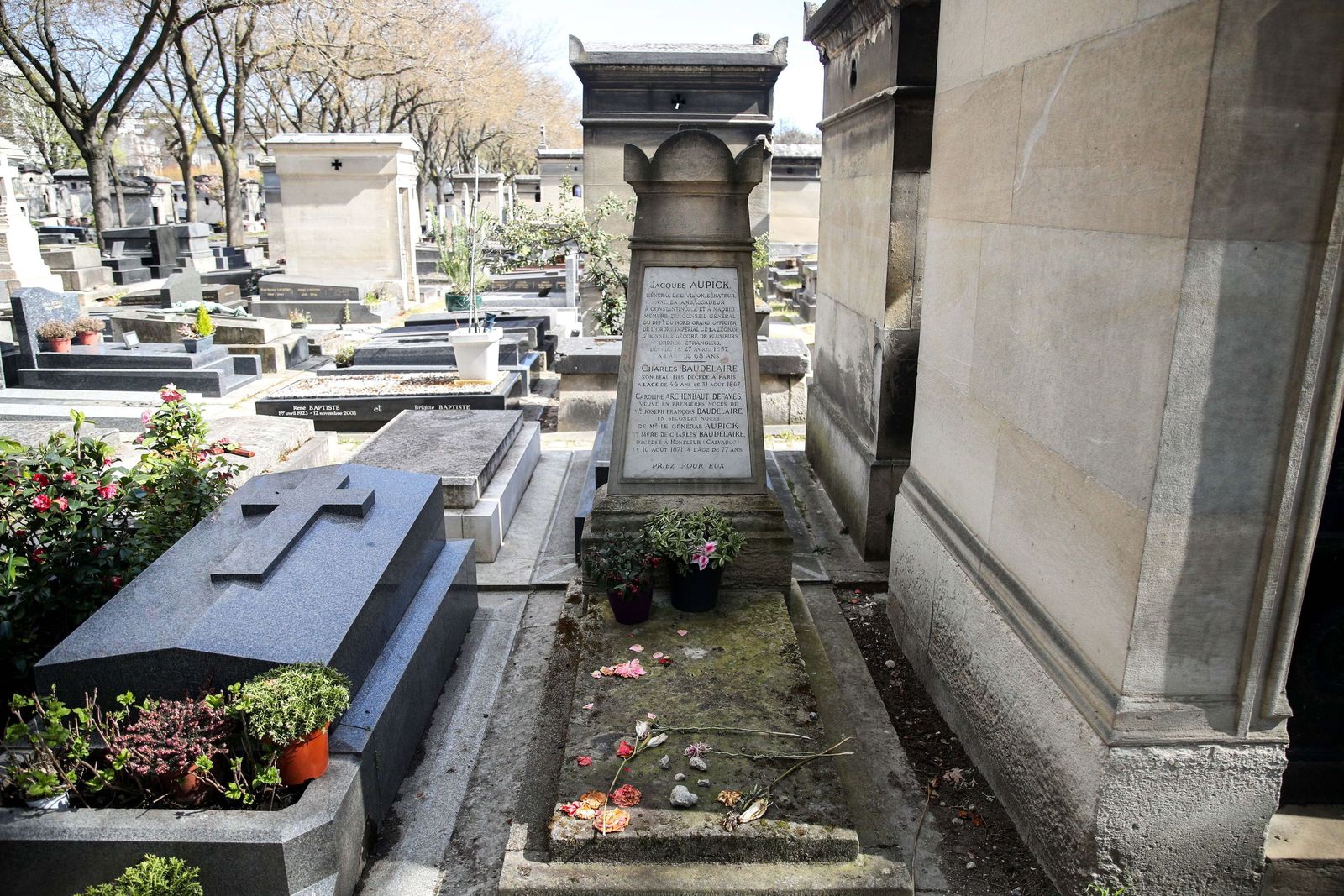 La tumba de Charles Baudelaire en el cementerio parisino de Montparnasse.