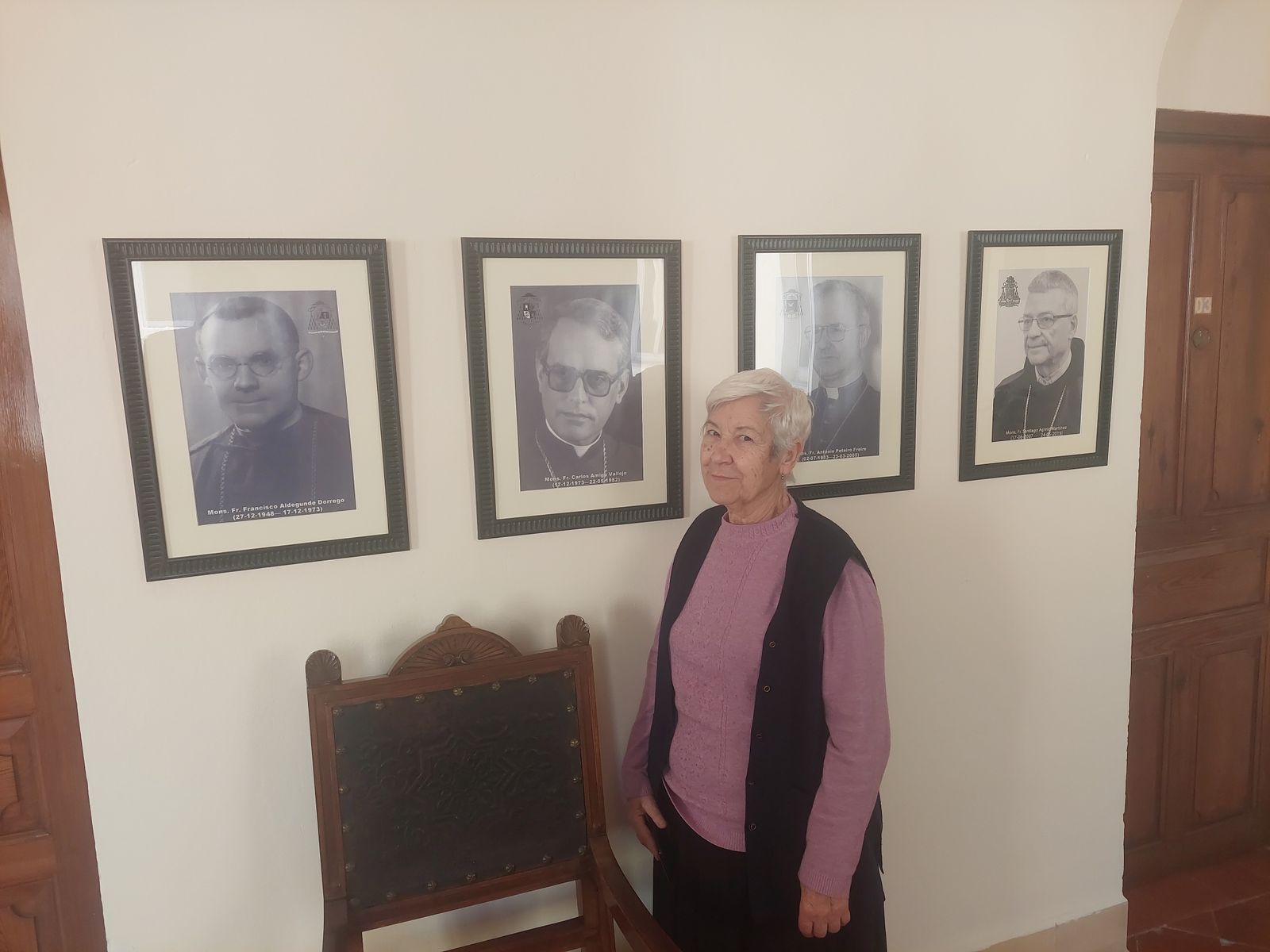 María Rosa Clotet posa en Tánger con un retrato del cardenal Amigo.