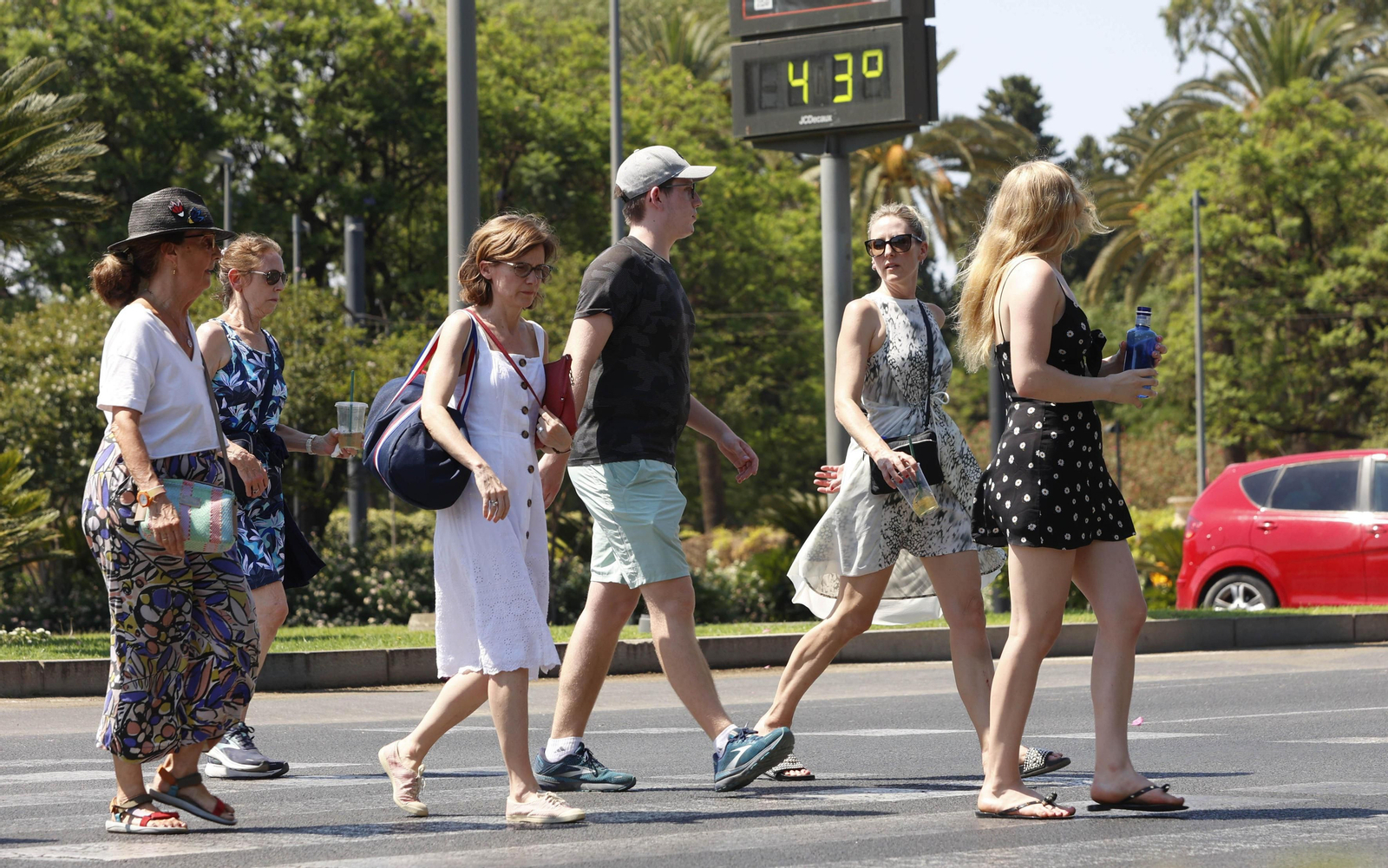 Un grupo de turistas paseando este domingo por Sevilla.