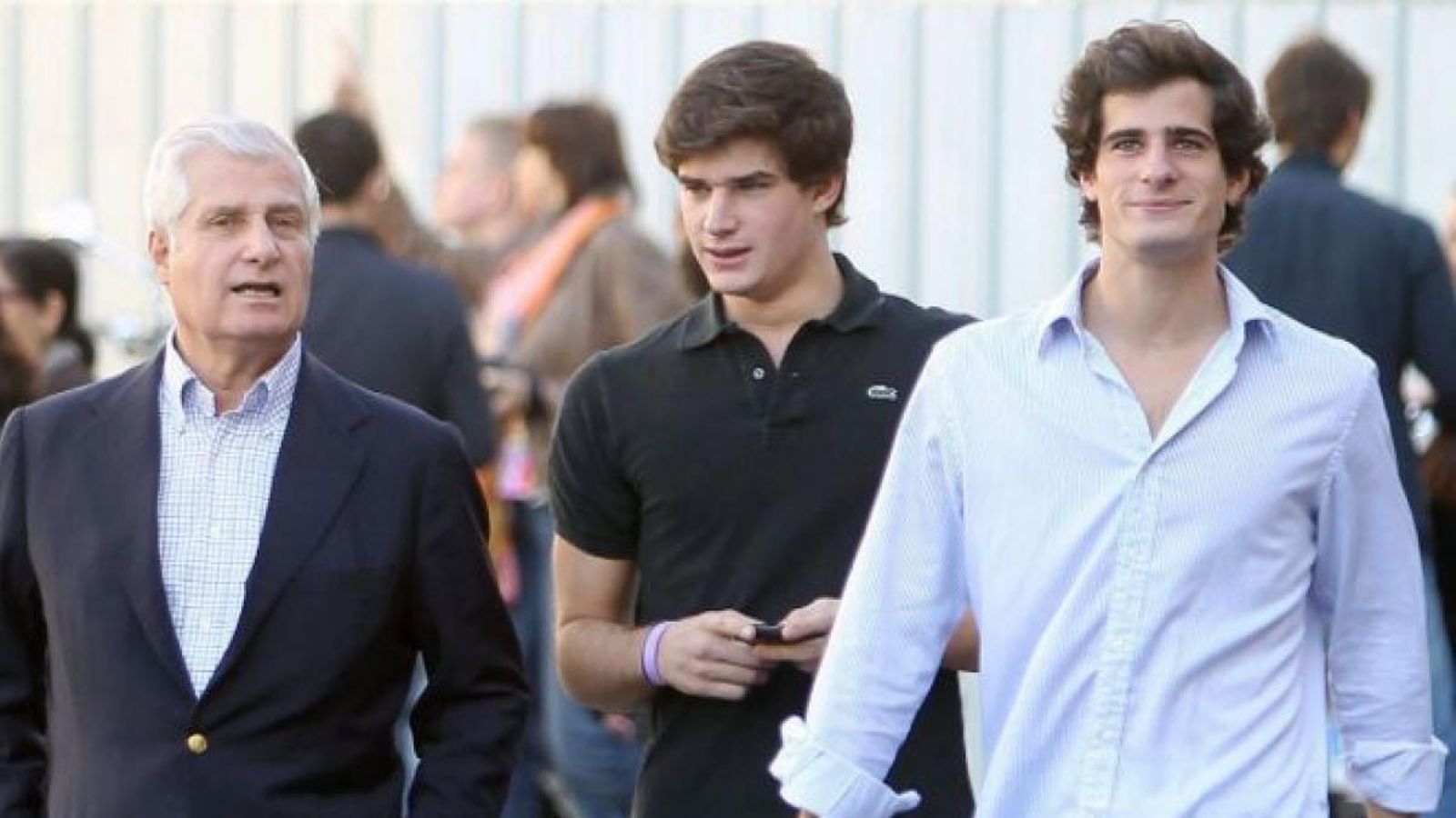 Carlos con su padre, el duque de Alba, y su hermano mayor Fernando.