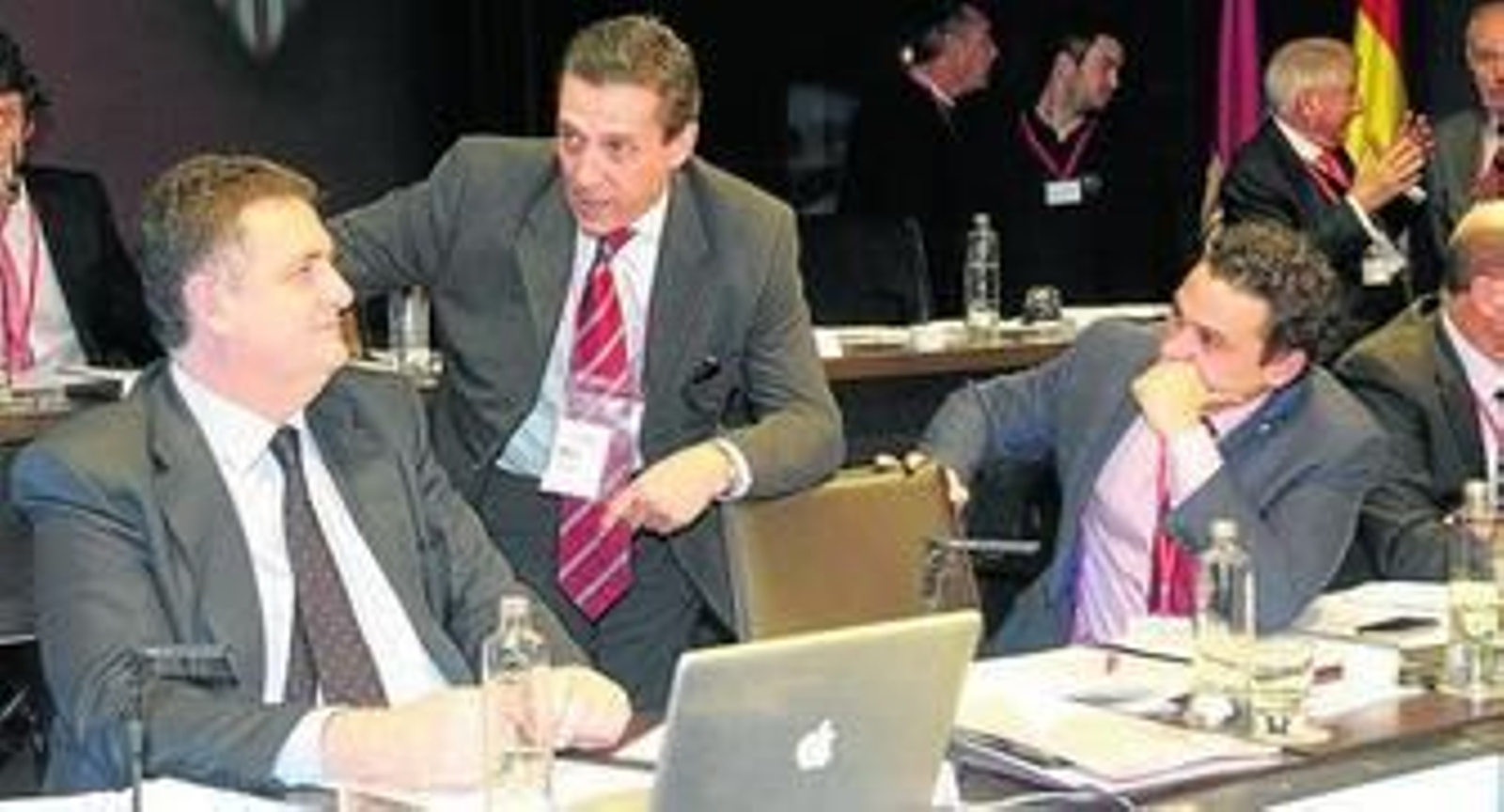 Juan Luis Villanueva y José María del Nido Carrasco, con José María Cruz en la Junta de Accionistas.