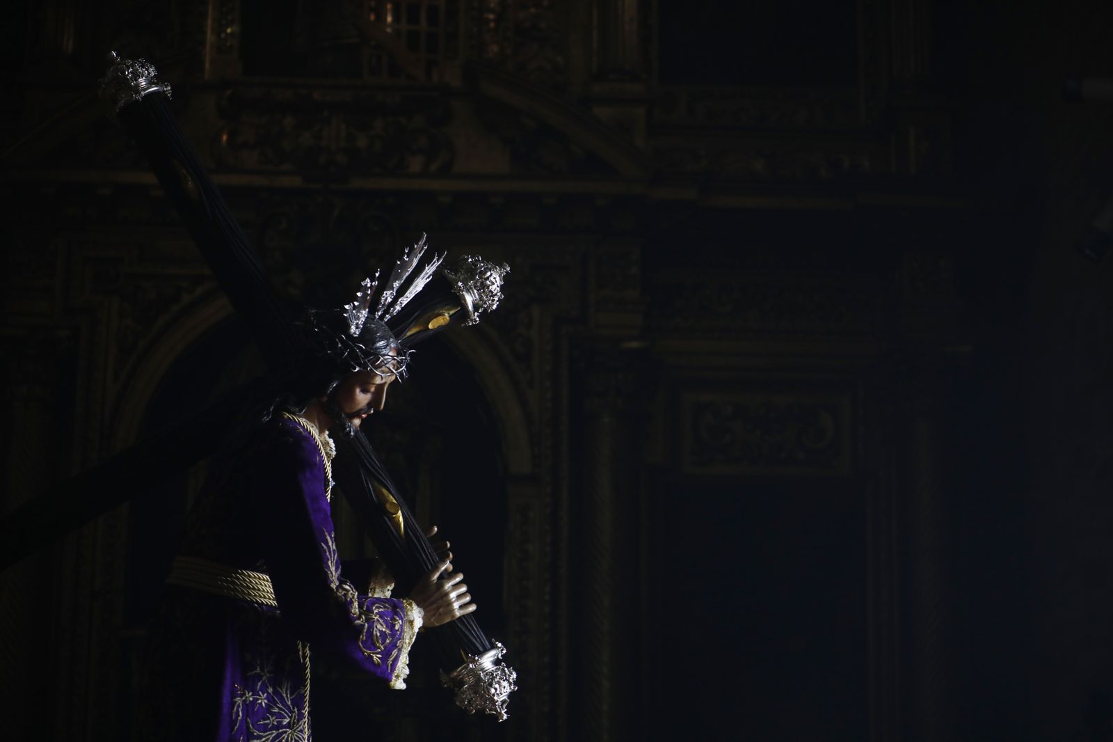 El vía crucis de las hermandades de Córdoba con el Señor del Calvario, en imágenes
