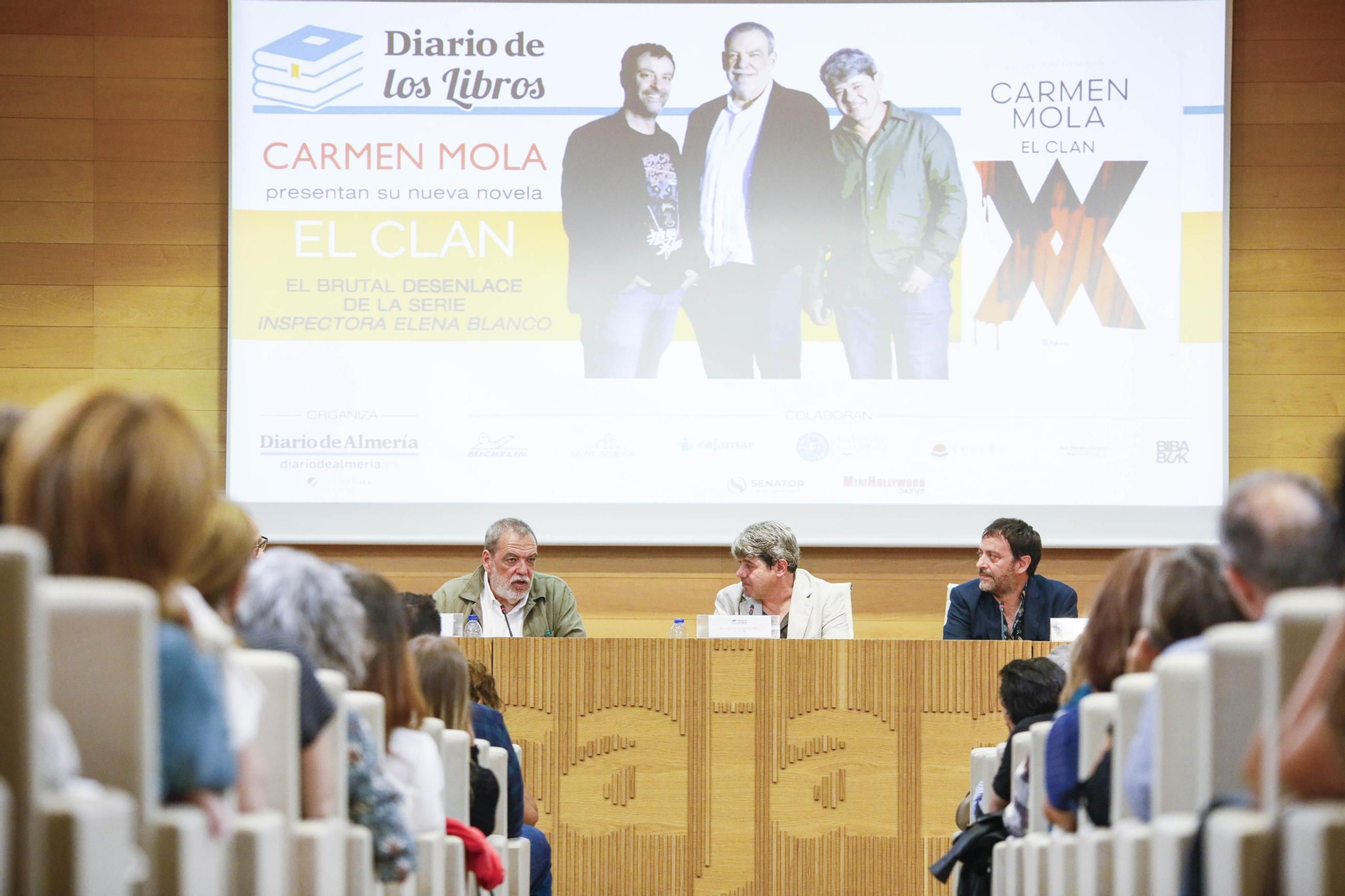 Carmen Mola presenta su libro "El clan" en la Casa de las mariposas de Almería, en imágenes