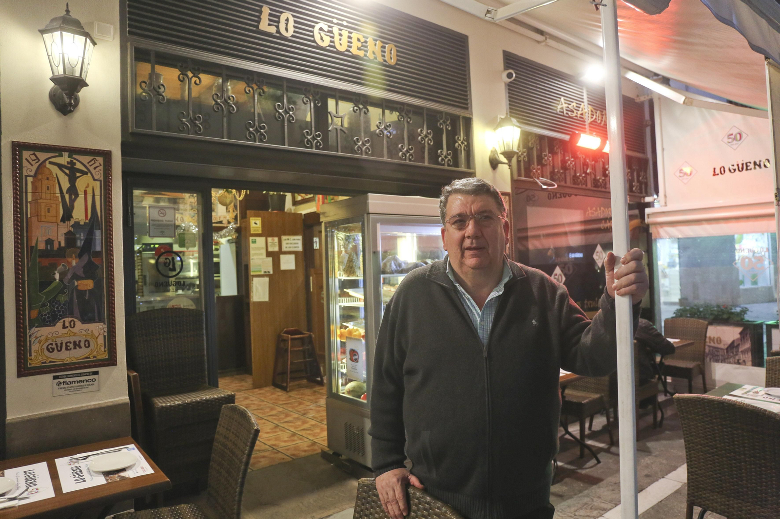 El actual propietario, Mariano Reche, en la entrada del local contiguo que amplió el bar.