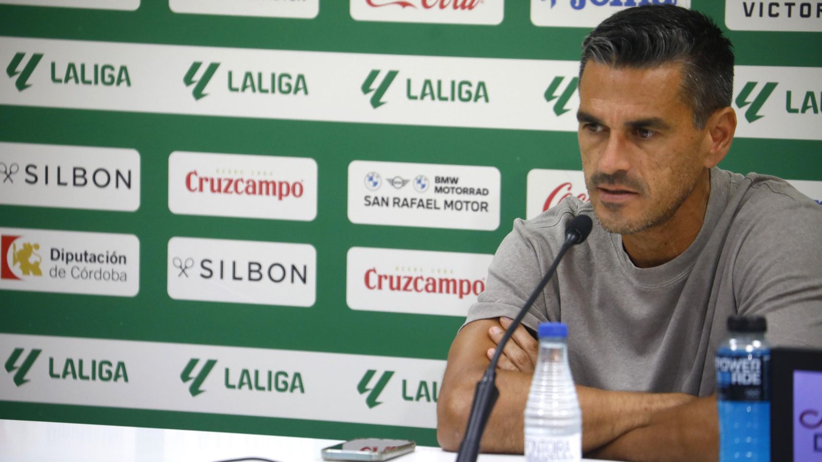 Juanito, director deportivo del Córdoba CF, en una comparecencia pública en la sala de prensa de El Arcángel.