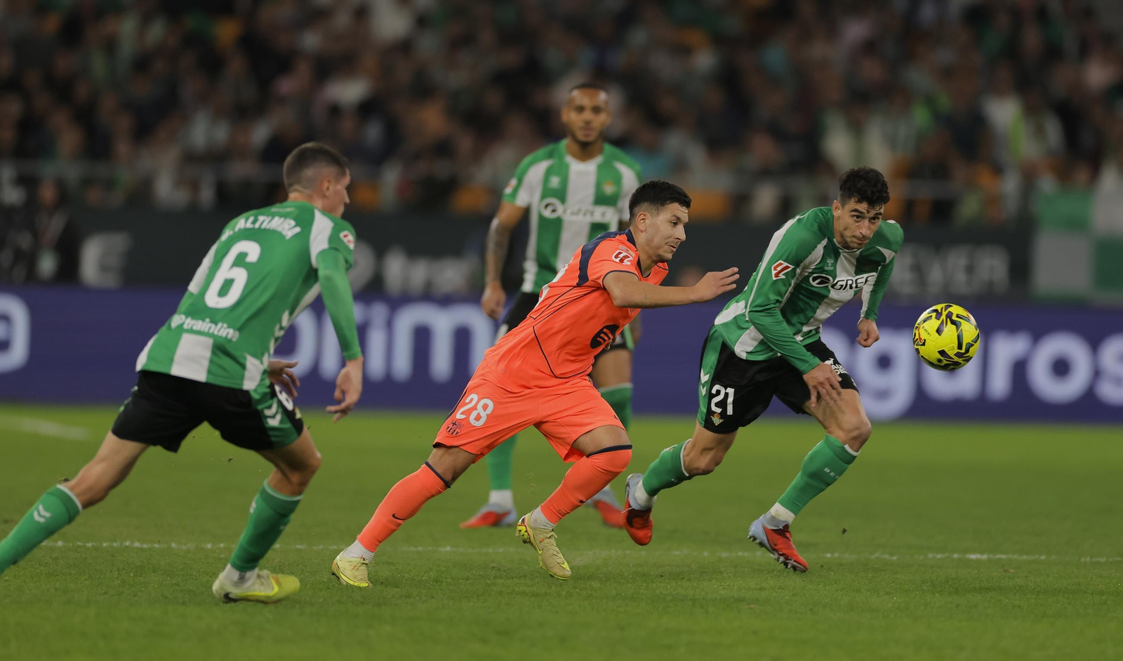 Marc Roca y Altimira persiguen a Roony en un momento del partido.