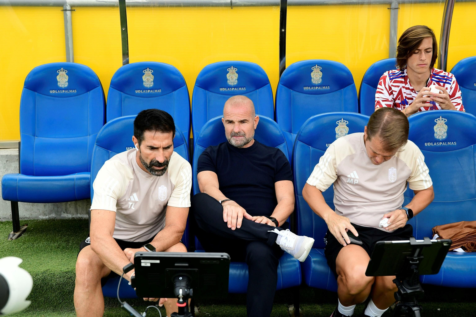Paco López, en su banquillo antes del partido ante Las Palmas