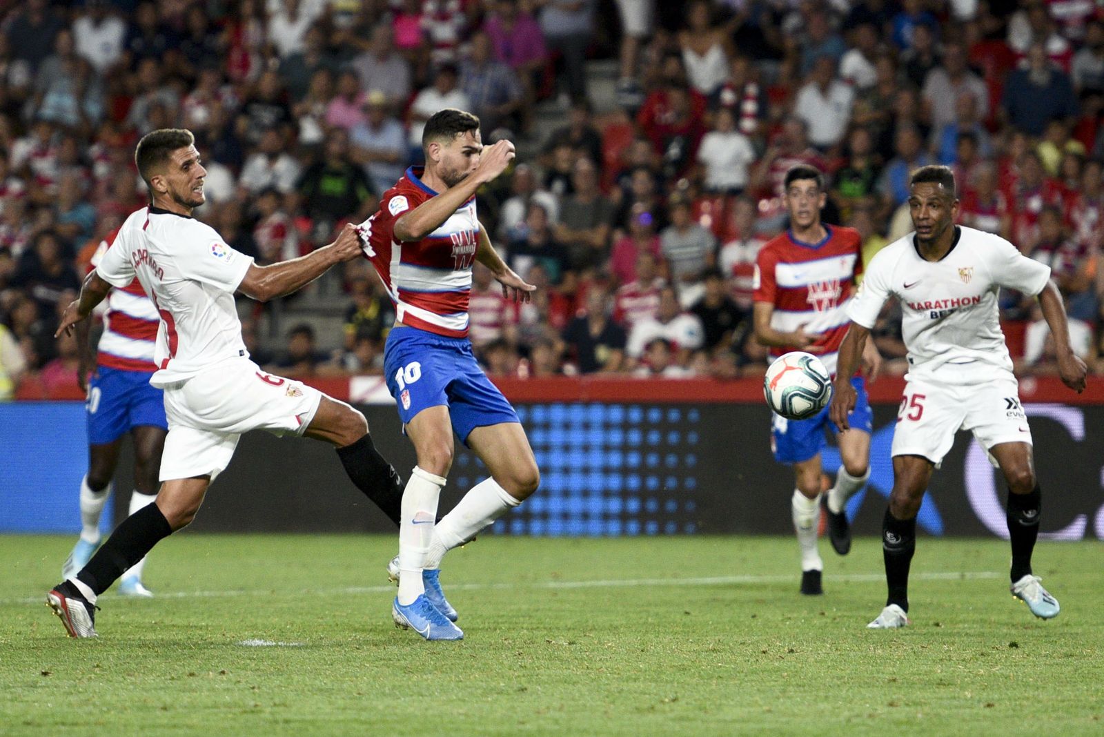 El Granada CF pidió penalti ante esta acción de Carriço sobre Puertas.