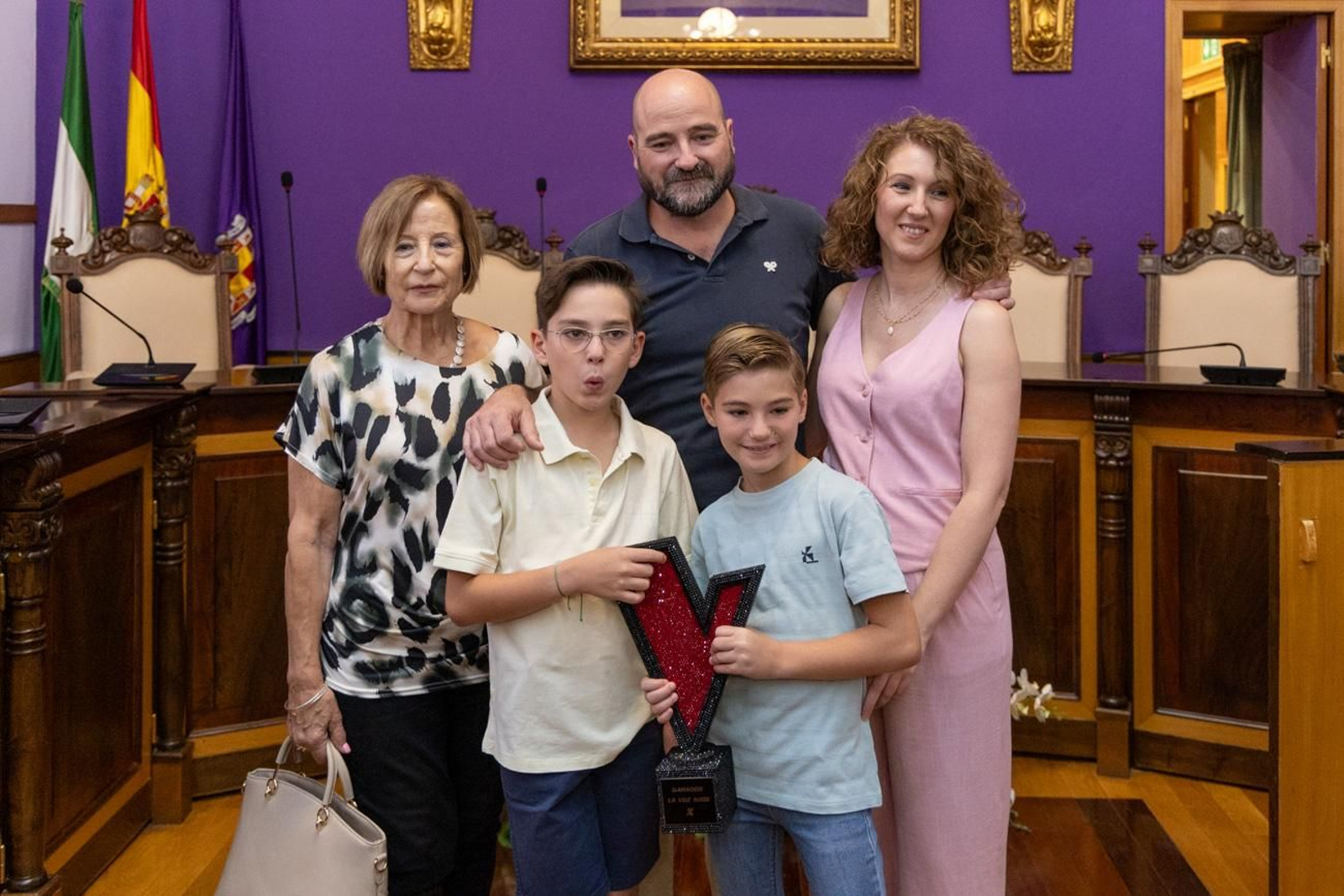 Recibimiento en el Salón de Plenos del Ayuntamiento de Lucas Paulano, el joven talento ganador de La Voz Kids 2025