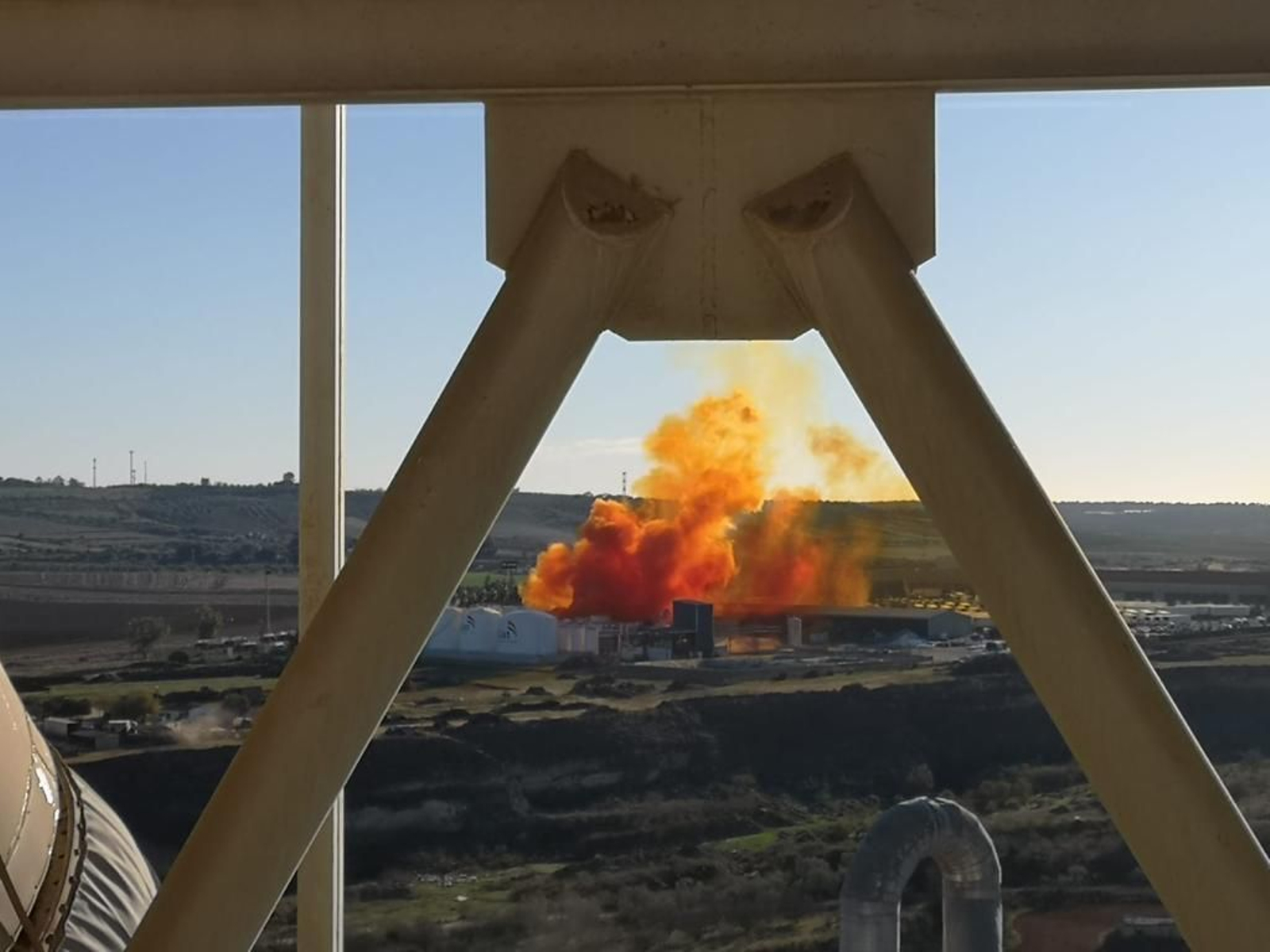 Vista de la explosión desde la fábrica de cementos Cosmos en Niebla.
