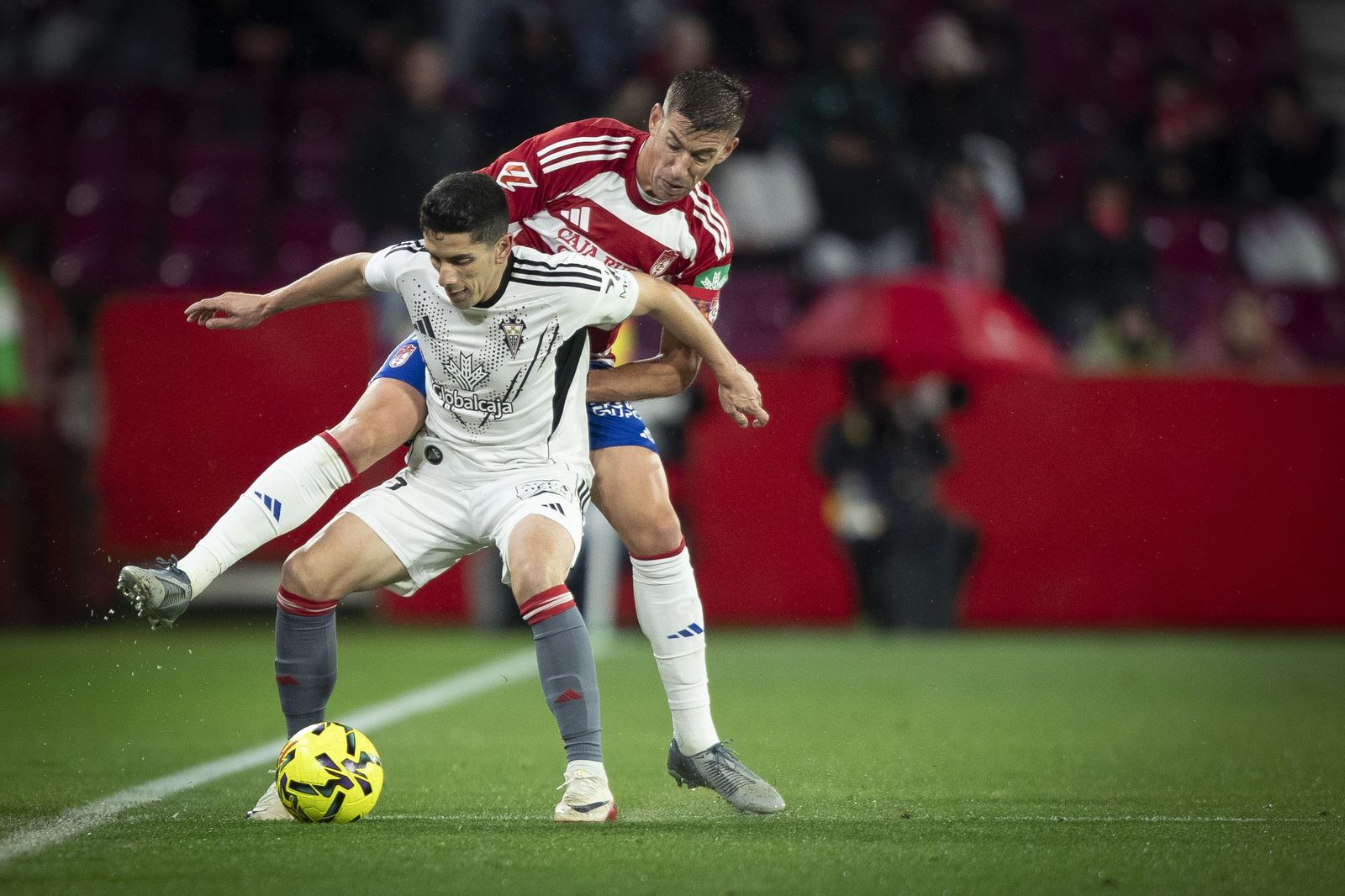 Rubén Alcaraz presiona al jugador del Albacete Fran Gámez.