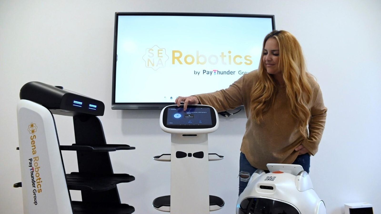 Sandra Marín posa con los robots de Sena Robotics.