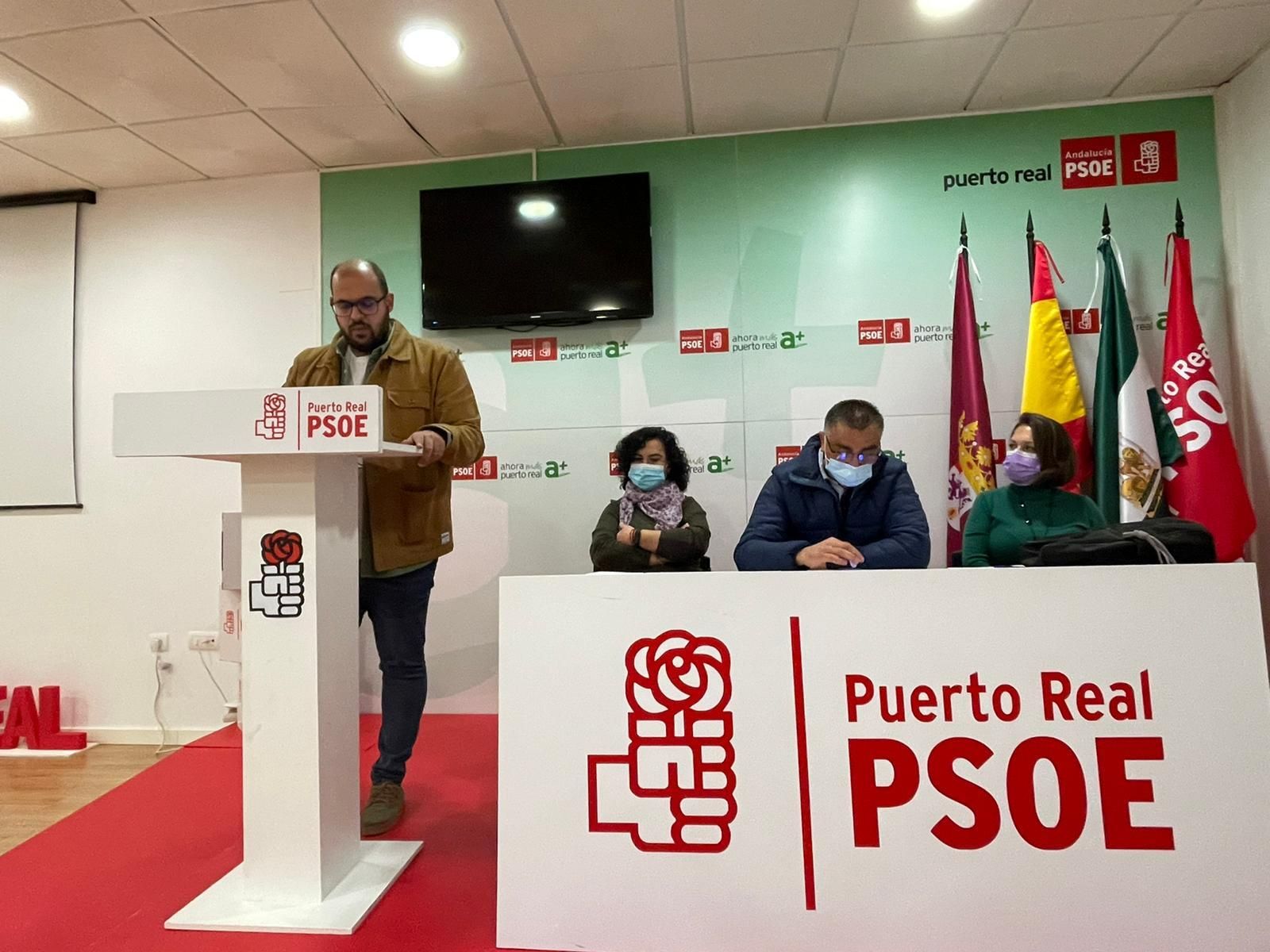 Carlos Salguero (izquierda) durante la asamblea en la que fue reelegido Secretario local