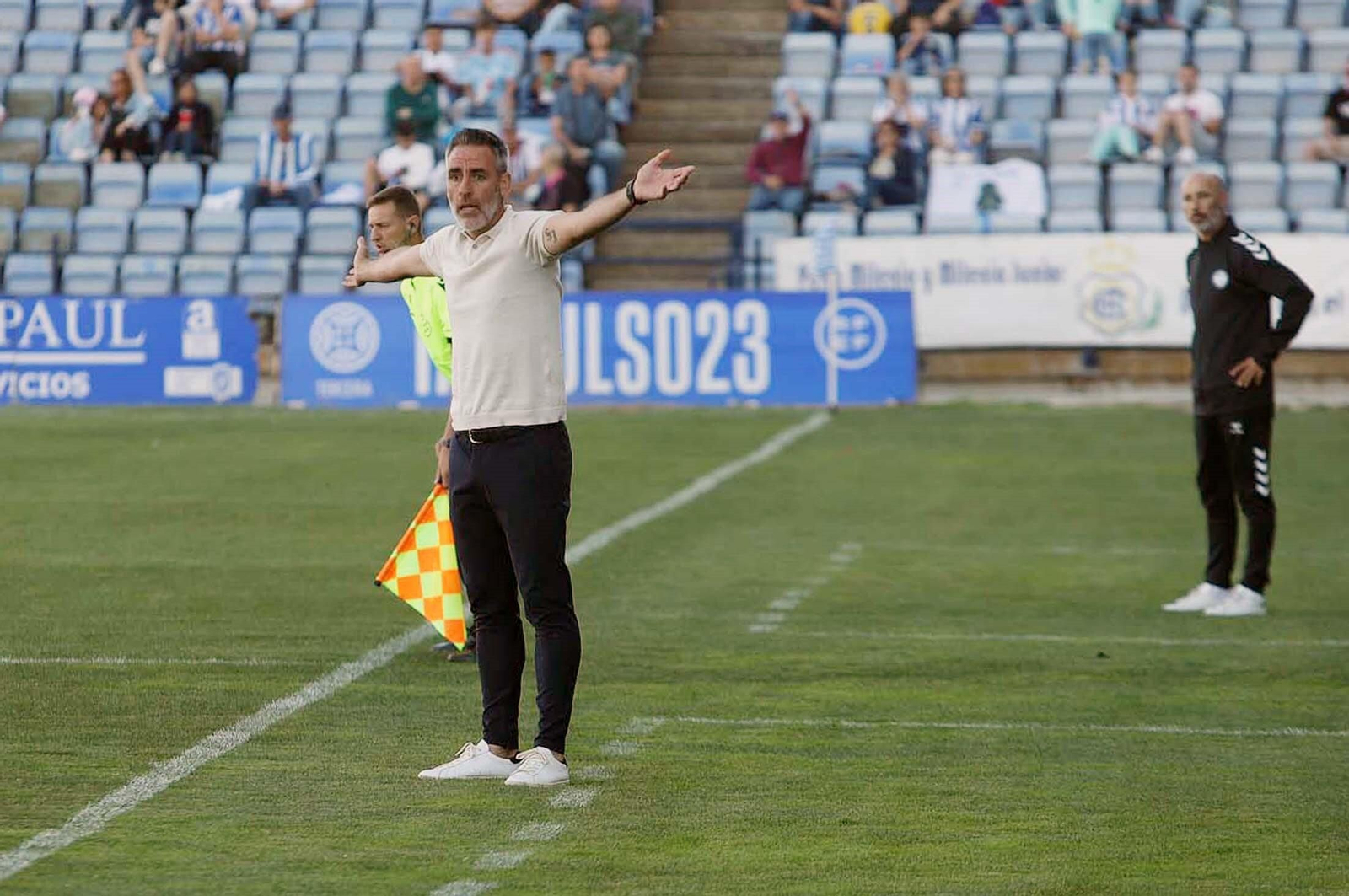 Abel Gómez en el Nuevo Colombino durante el partido ante el Torremolinos.