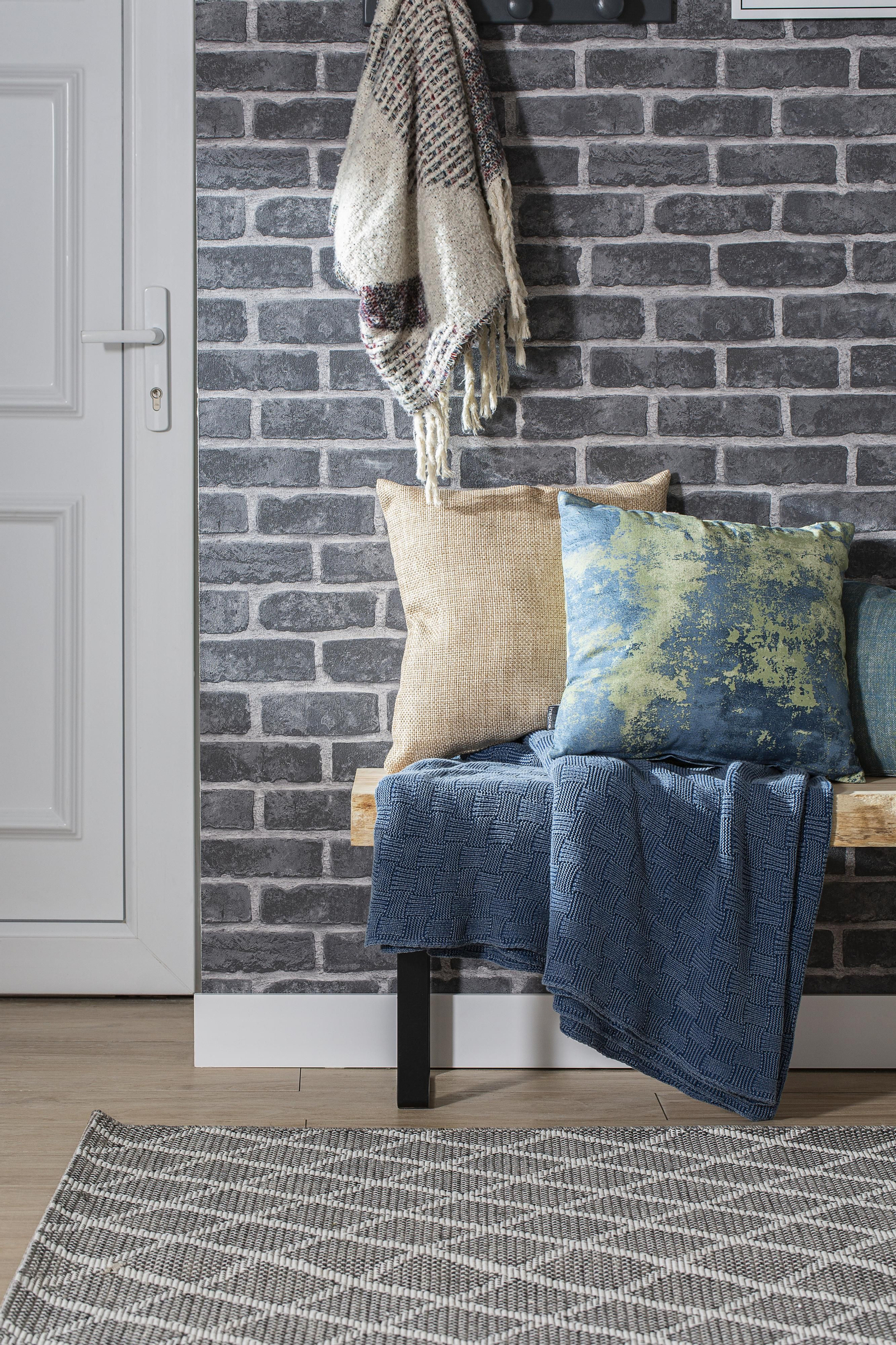 Detalles de color en la decoración de una entrada estilo industrial.