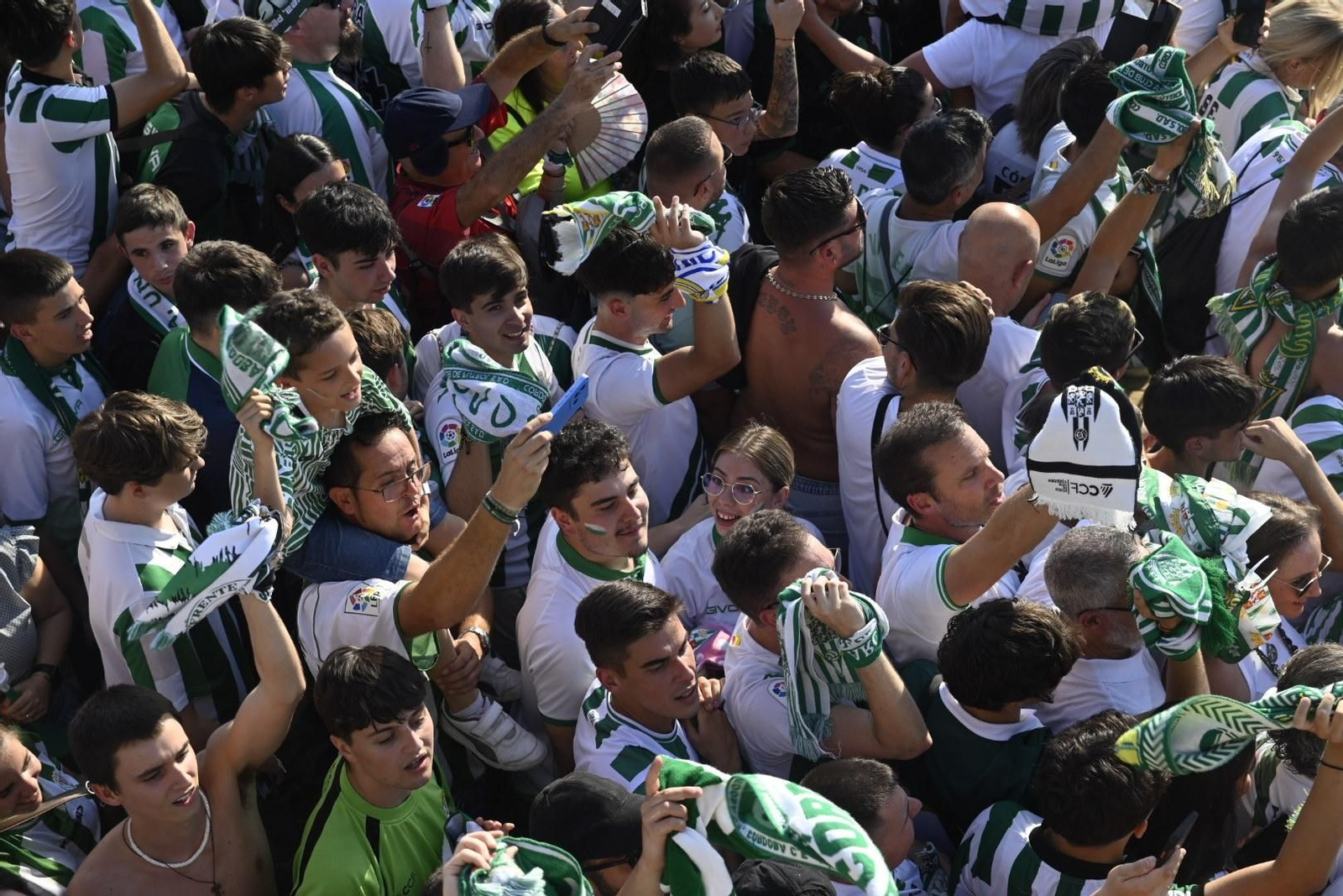 Las mejores imágenes del espectacular recibimiento a los jugadores del Córdoba CF antes de la final por el ascenso