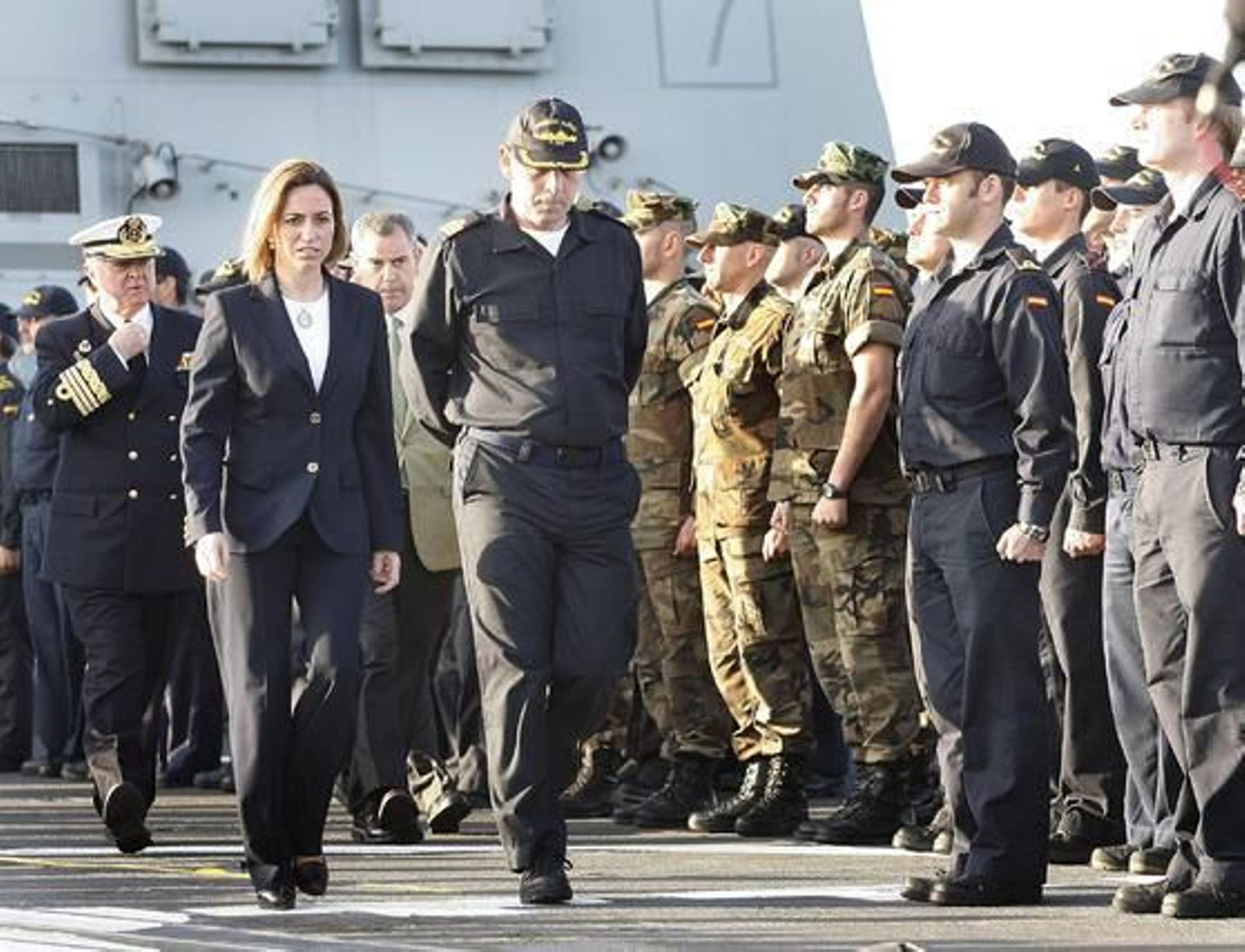 La fragata Méndez Núñez ha partido esta tarde de la Base Naval de Rota, con la presencia de la ministra de Defensa, Carme Chacón./Fito Carreto

Foto: Fito Carreto
